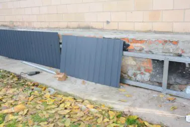 Außenmauer abdichten | Wasser und Feuchtigkeit von der Aussenmauer fernhalten (© bildlove / stock.adobe.com)