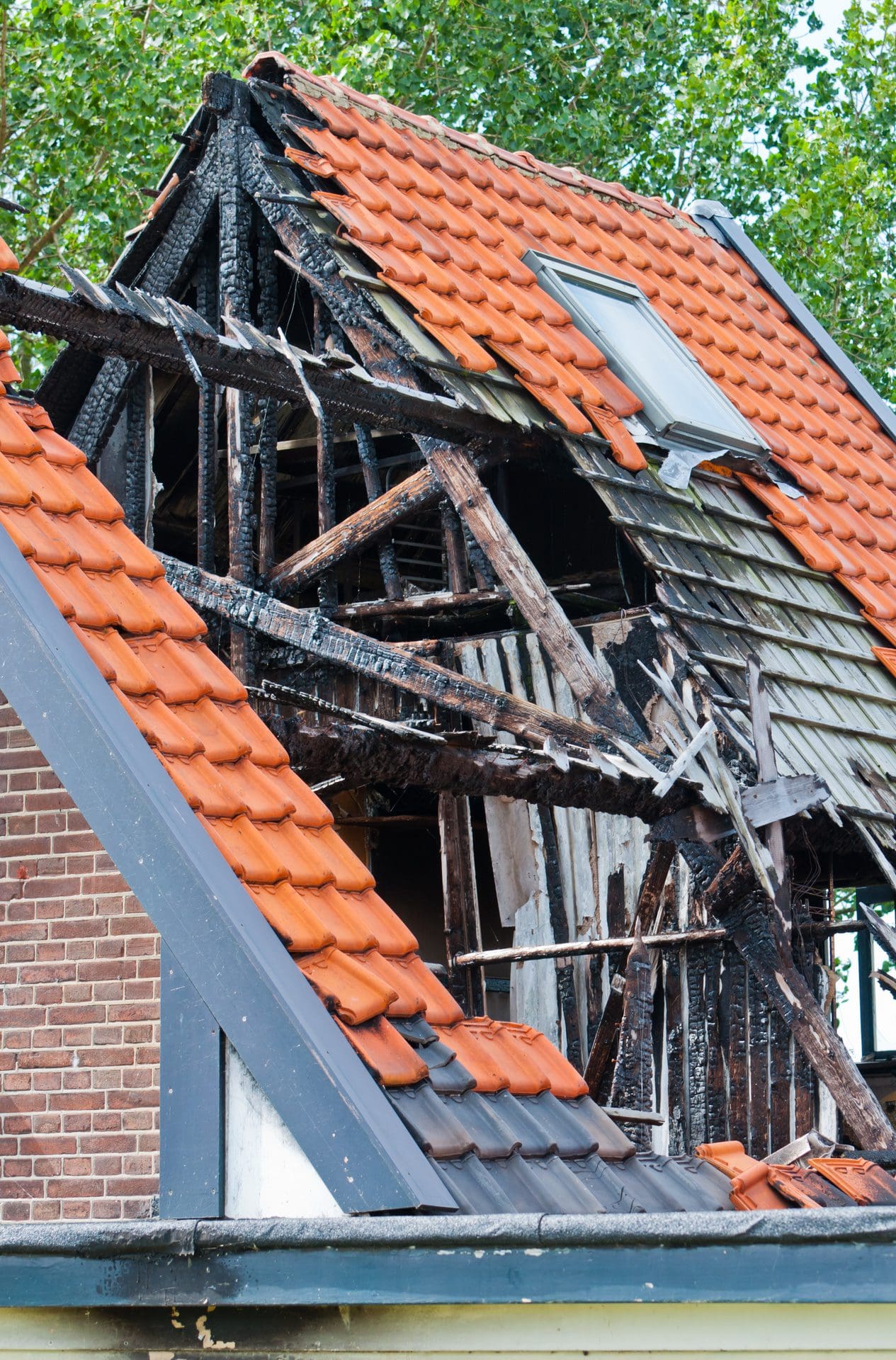 Abgebranntes Haus in Berlin - jetzt sind Experten für die Brandschadenbeseitigung und Brandschadensanierung gefragt (© Ruud Morijn / stock.adobe.com) Abgebranntes Haus in Berlin - jetzt sind Experten für die Brandschadenbeseitigung und Brandschadensanierung gefragt (© Ruud Morijn / stock.adobe.com)