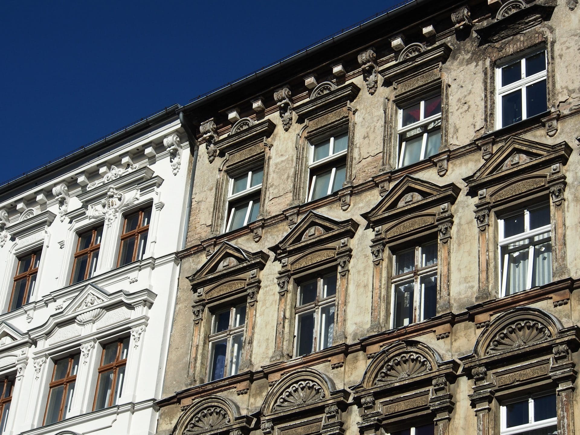 Altbausanierung Berlin: Sanierter und unsanierter Altbau nebeneinander | In Zusammenarbeit mit einem Energieberater wurden verschiedene Maßnahmen am und im Haus durchgeführt: Heizung, Fassadendämmung, Wände, Geschossdecke, Dachdämmung. Allein durch den Heizungstausch und verschiedene Förderprogramme konnte massive Einsparungen sowie Zuschüsse zu den Sanierungskosten realisiert werden. (© finecki / stock.adobe.com)