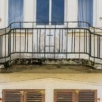 Balkon undicht - Was tun, wer haftet? Ist das ggf. ein Versicherungsschaden? (© Fotoschlick / stock.adobe.com)