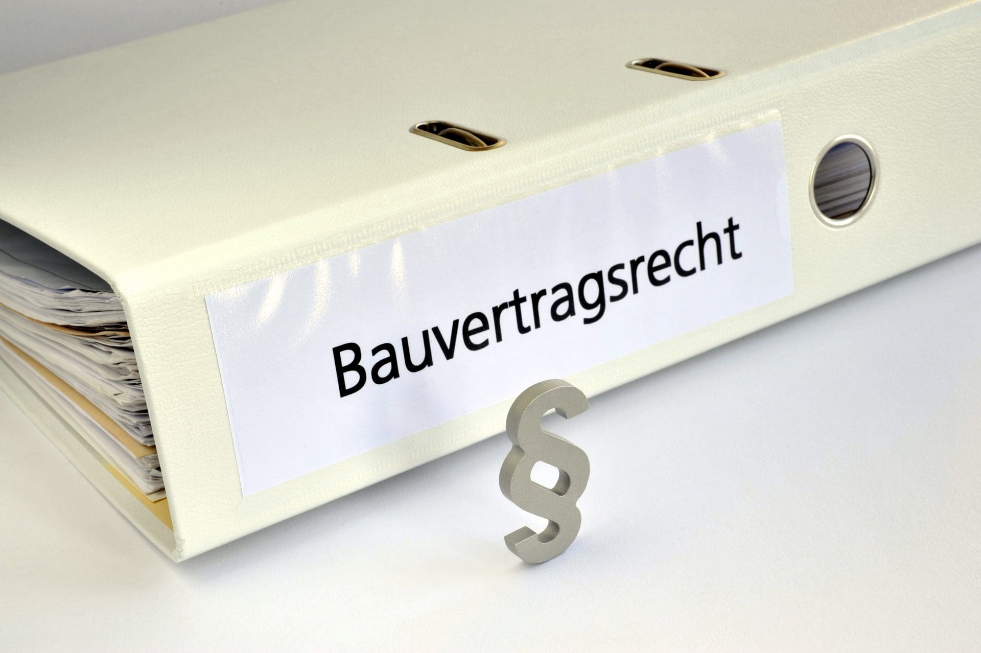 Bauvertragsrecht | Oft liegen bei einem Bauvorhaben die juristischen Spitzfindigkeiten im Bauvertrag verborgen. Die entsprechenden Kenntnisse für z.B. ein nötiges Beweisverfahren und die entsprechenden Spezifika aus BGB, VOB, HOAI etc. lernt eine Fachanwältin in einem spezifischen Fachanwaltslehrgang. (© nmann77 / stock.adobe.com)