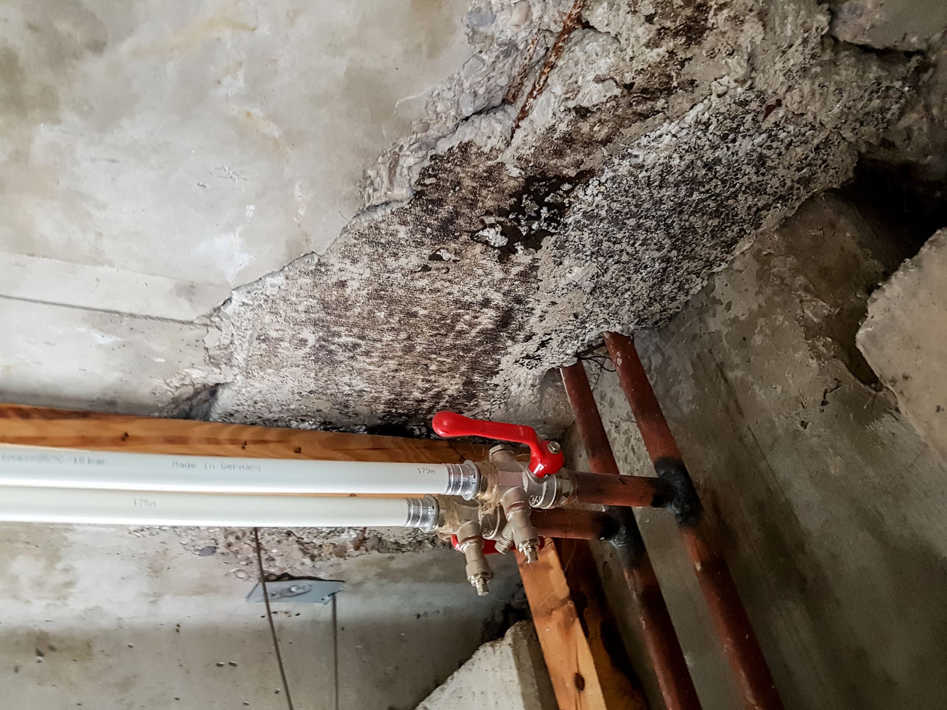 Rohrbruch / Leitungsschaden: Decke aus Beton komplett durchnässt (© anzebizjan / stock.adobe.com) Rohrbruch / Leitungsschaden: Decke aus Beton komplett durchnässt (© anzebizjan / stock.adobe.com)