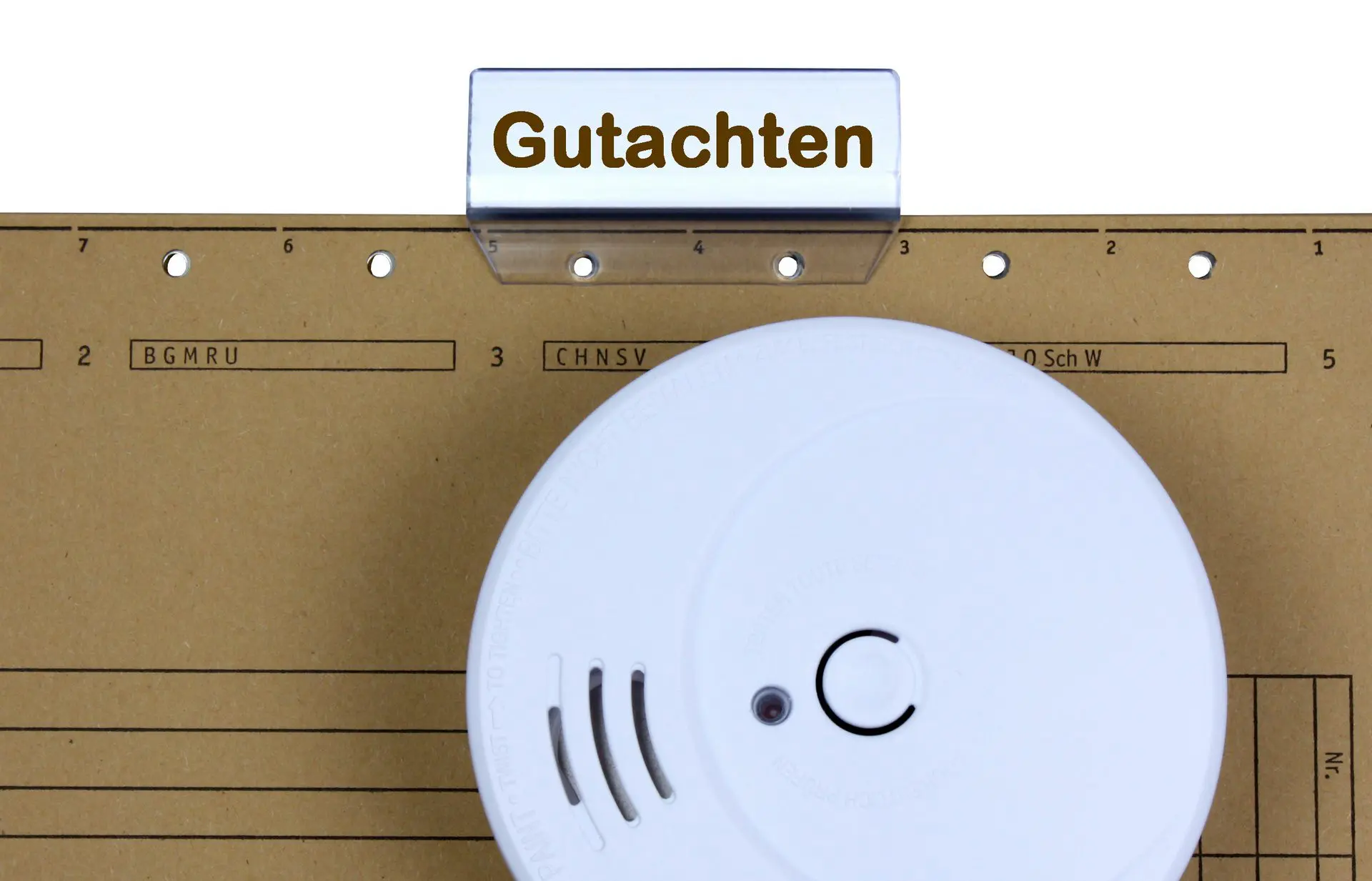 Das Vorhandensein funktionierender Rauchmelder spielt oft auch eine Rolle in einem Brandgutachten (© made_by_nana / stock.adobe.com)