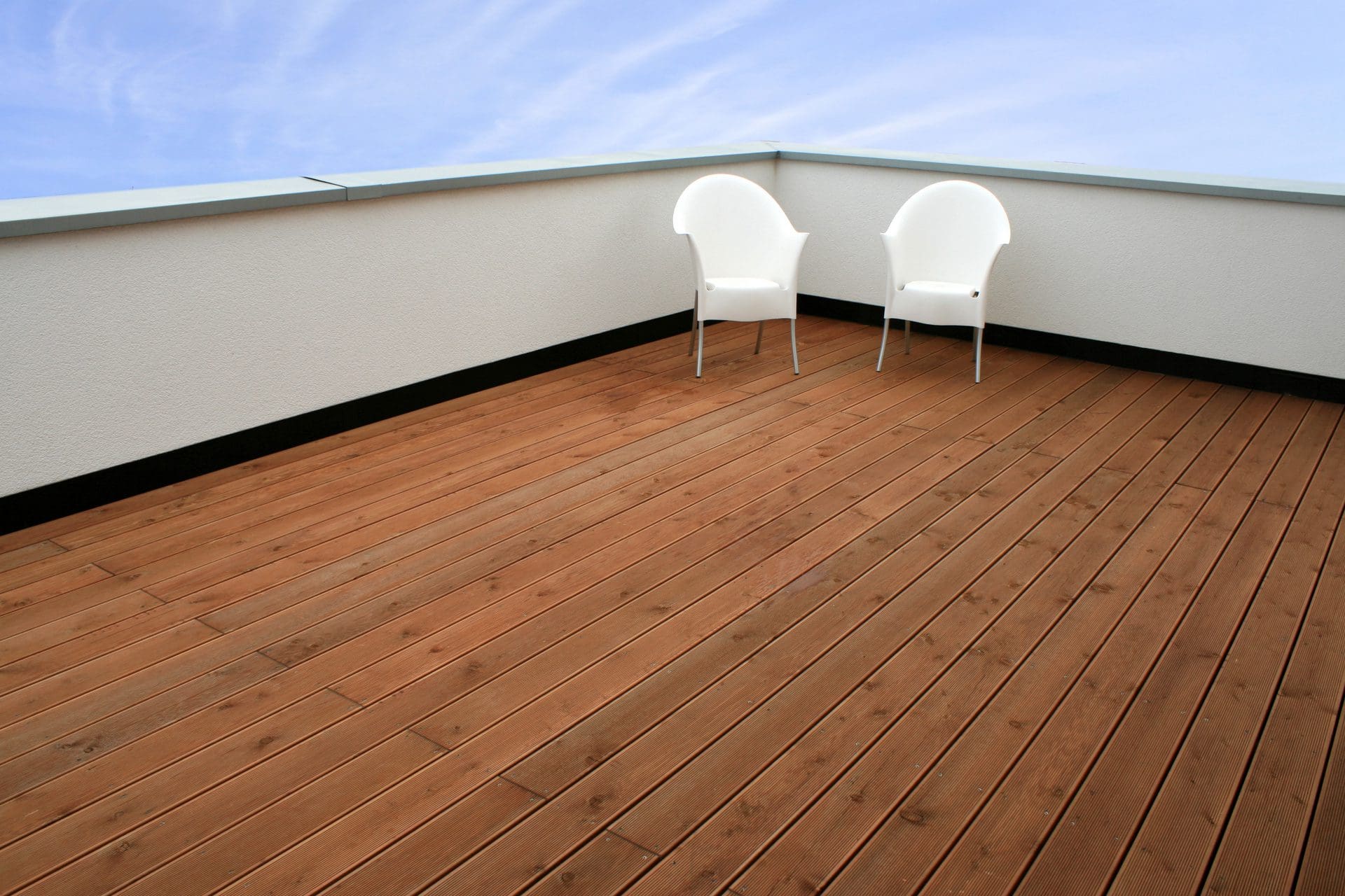 So schön eine Dach-Terrasse auch ist, so problematisch ist es, wenn beim Abdichten mangelhaft gearbeitet wurde. Dann gelangt das Wasser nach stärkeren Regenfällen nämlich ins Gebäude und die Bausubstanz, und die dadurch entstehenden Wasserschäden / Folgeschäden können massive Kosten verursachen... (© Stefan_Weis / stock.adobe.com)