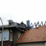 Dachstuhlbrand | Feuer zerstört Dachstuhl eines Hauses (© pb press / stock.adobe.com)