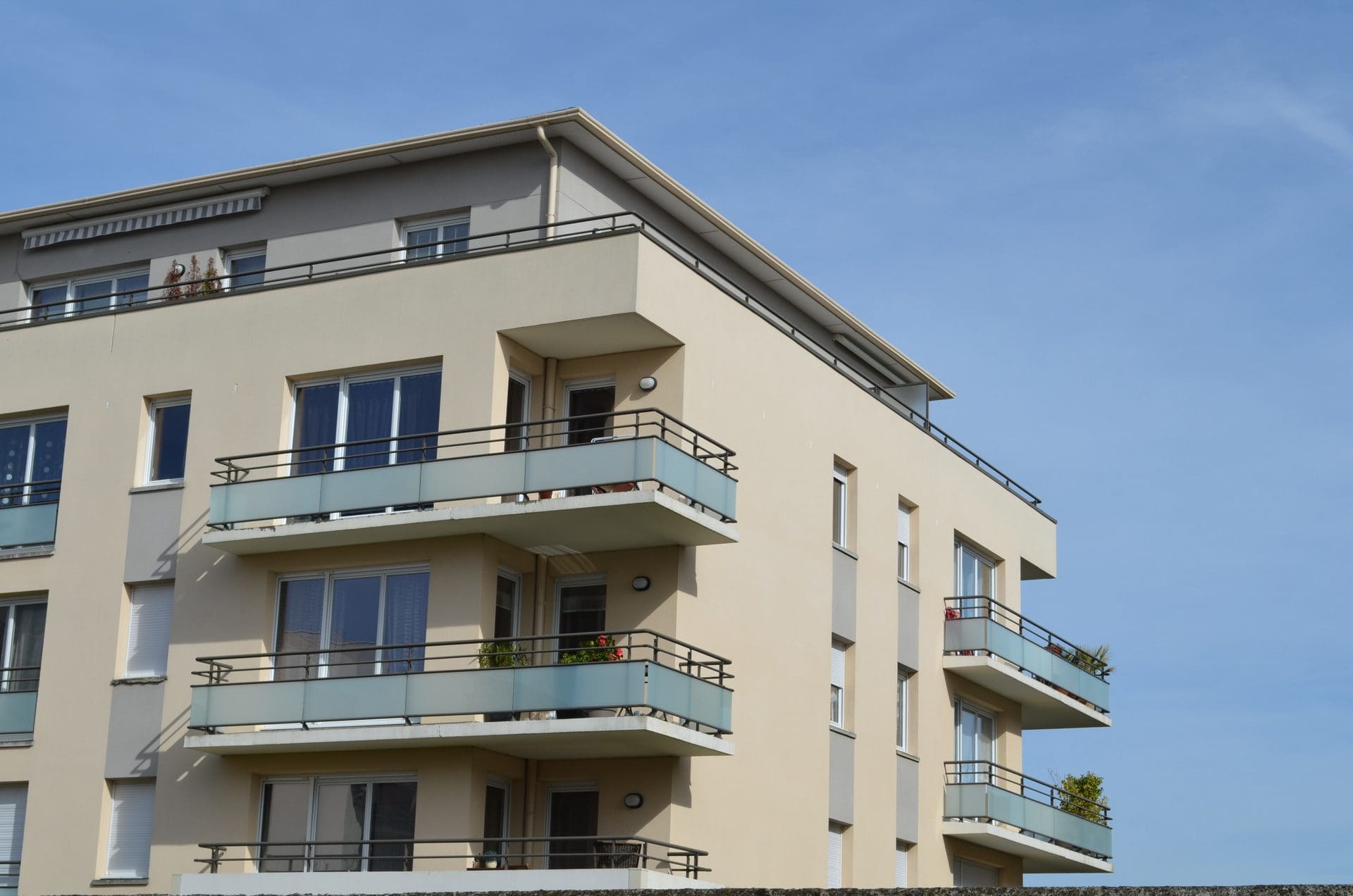 Bei Mehrfamilienhäusern mit Dachterrasse stellt sich die Frage umso mehr, wer für Sanierungs- und Reparaturmaßnahmen zahlen muss, wenn wegen Undichtigkeiten ein Wasserschaden am Gebäude bzw. in den darunterliegenden Wohnungen entstanden ist. (© david-bgn / stock.adobe.com)