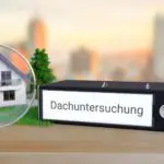 Dachuntersuchung | Ein Dach Gutachter kommt zum Einsatz, wenn es um Schäden am Dach geht, die saniert und ggf. von einer Versicherung bezahlt werden müssen. Sachverständige aus dem Dachdeckerhandwerk beraten aber auch vor schadenunabhängigen Sanierungsmaßnahmen und begutachten Baumängel am Dach (© MQ-Illustrations / stock.adobe.com)