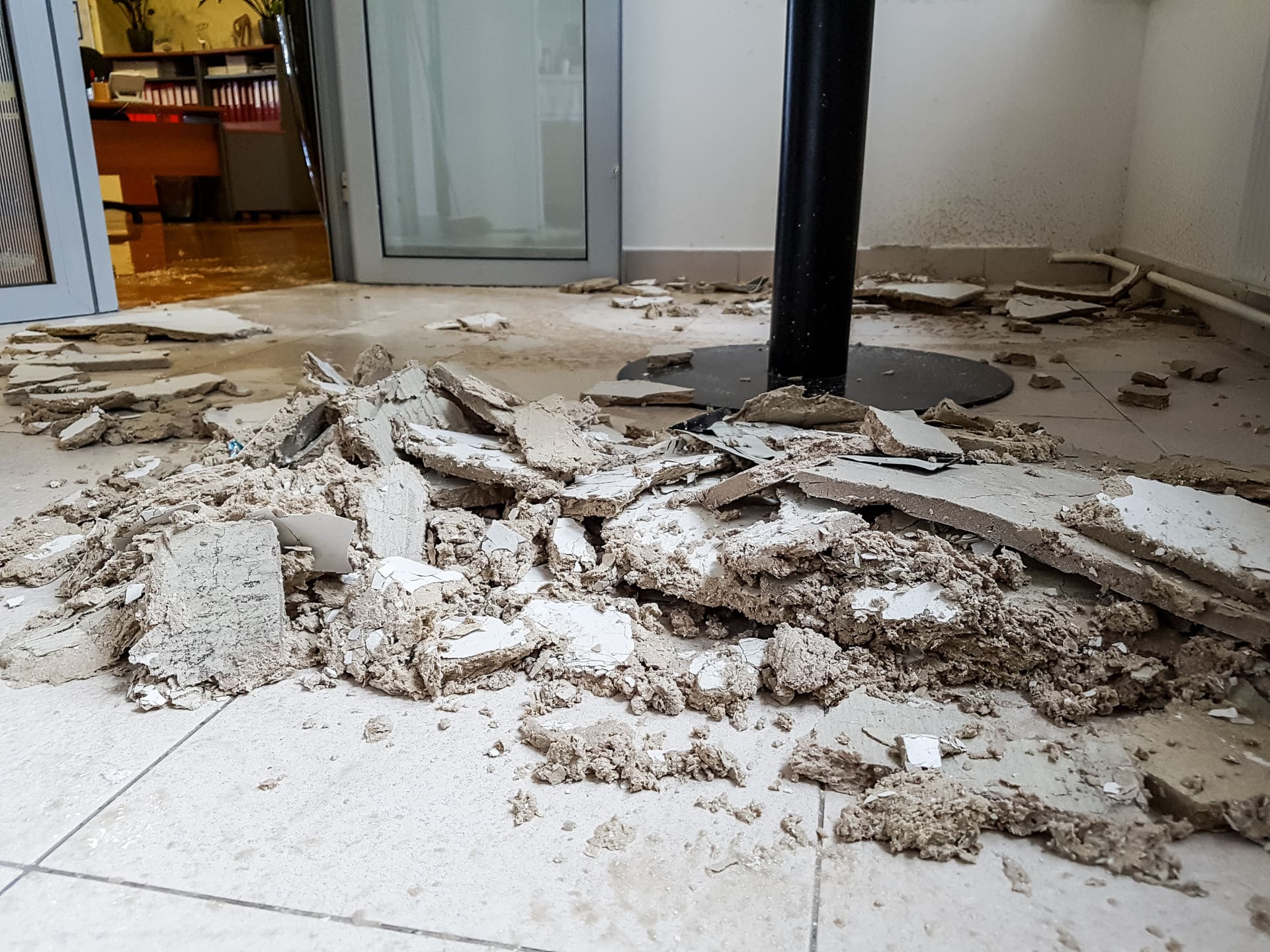Decke eingestürzt nach Wasserschaden / Wasserrohrbruch in der Etage darüber. Um weitere Folgeschäden wie Schimmelbildung zu vermeiden, sollte mit der Trocknung der Räume und Sanierung zügig begonnen werden. - Gern vermitteln wir entsprechende Experten. (© anzebjan / stock.adobe.com) Decke eingestürzt nach Wasserschaden / Wasserrohrbruch in der Etage darüber. Um weitere Folgeschäden wie Schimmelbildung zu vermeiden, sollte mit der Trocknung der Räume und Sanierung zügig begonnen werden. - Gern vermitteln wir entsprechende Experten. (© anzebjan / stock.adobe.com)
