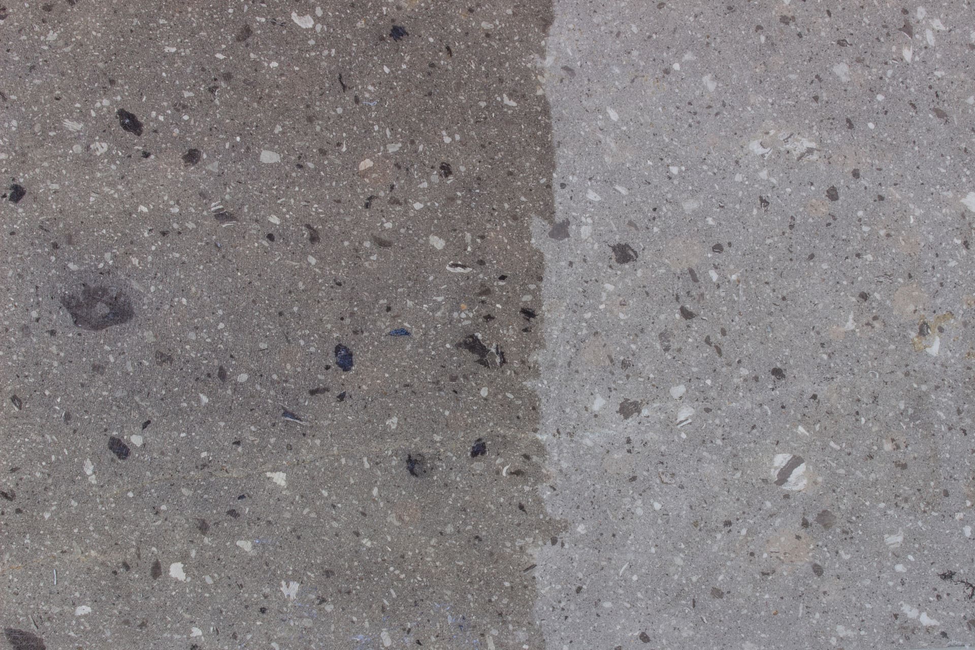 Wie feucht dürfen Wände, Böden und Decken sein? Wie erfolgt notfalls die Trocknung? Wie findet man die Ursache für Feuchteprobleme? - Viele Fragen tauchen auf, selbst wenn sich noch kein offensichtlicher Schimmel gebildet hat. (© Jorge / stock.adobe.com) Wie feucht dürfen Wände, Böden und Decken sein? Wie erfolgt notfalls die Trocknung? Wie findet man die Ursache für Feuchteprobleme? - Viele Fragen tauchen auf, selbst wenn sich noch kein offensichtlicher Schimmel gebildet hat. (© Jorge / stock.adobe.com)