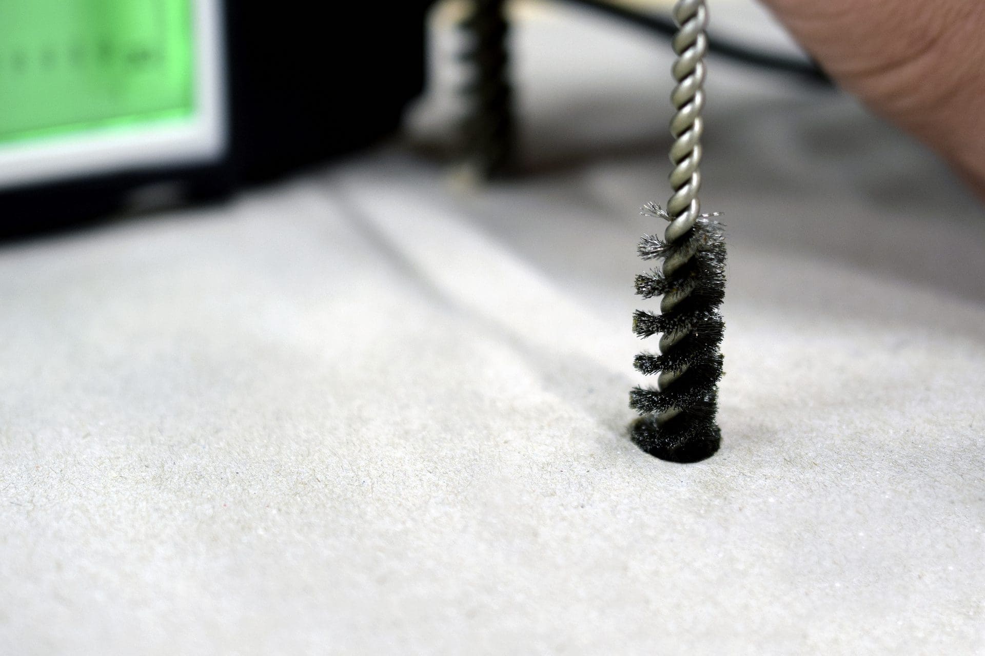 Feuchtigkeitsmessung in Estrich | Hier ein spezielles Feuchtigkeitsmessgerät zur Messung des Feuchtegehalts / Wassergehalts im Zementestrich-Boden (© JRJfin / stock.adobe.com) Feuchtigkeitsmessung in Estrich | Hier ein spezielles Feuchtigkeitsmessgerät zur Messung des Feuchtegehalts / Wassergehalts im Zementestrich-Boden (© JRJfin / stock.adobe.com)