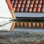 Flachdach undicht | Zahlt Versicherung Flachdachschäden und in deren Folge entstehende Wasserschäden am/im Haus? (© MichaelVi / stock.adobe.com)