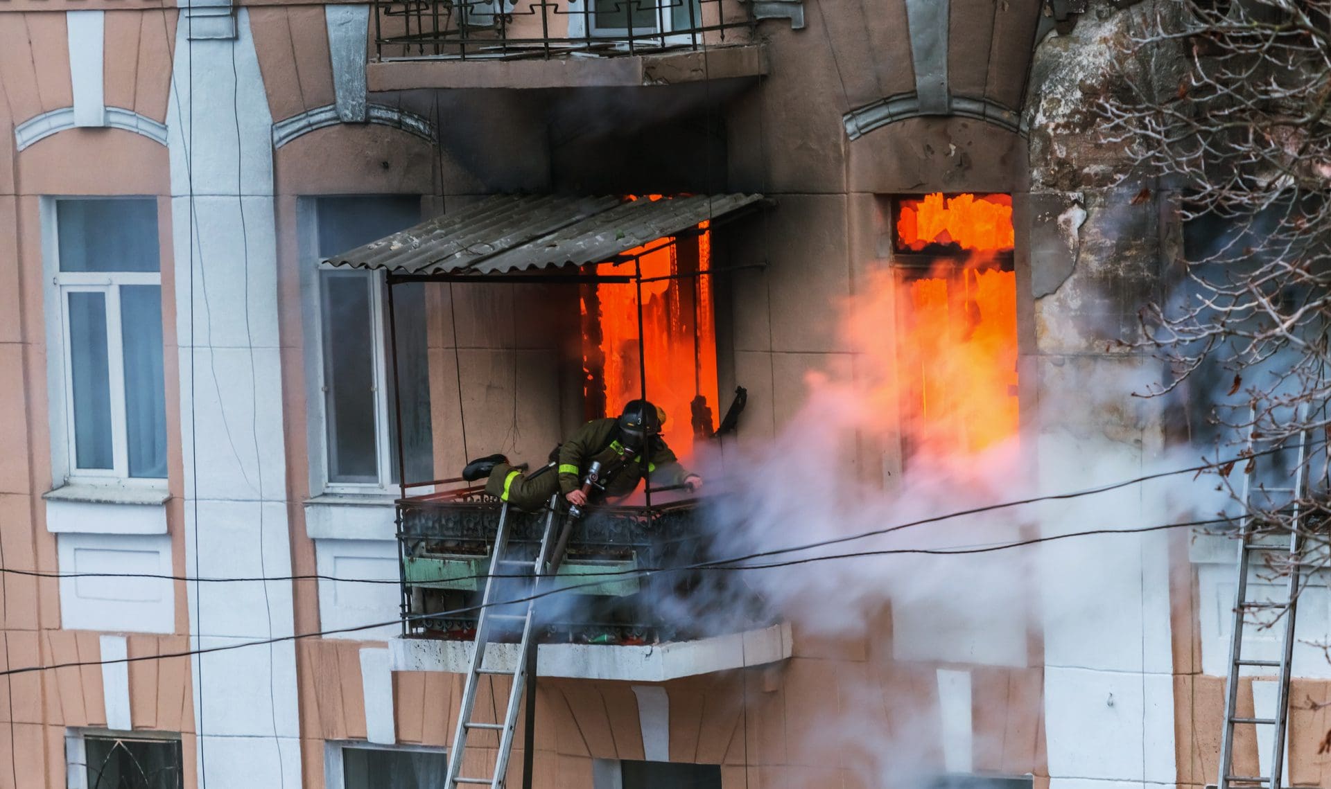 Durch Rauch, Rußpartikel und sonstige Brandrückstände entsteht nach einem Brand u.U. eine Gesundheitsgefährdung (© Aleksandr Lesik / stock.adobe.com) Durch Rauch, Rußpartikel und sonstige Brandrückstände entsteht nach einem Brand u.U. eine Gesundheitsgefährdung (© Aleksandr Lesik / stock.adobe.com)