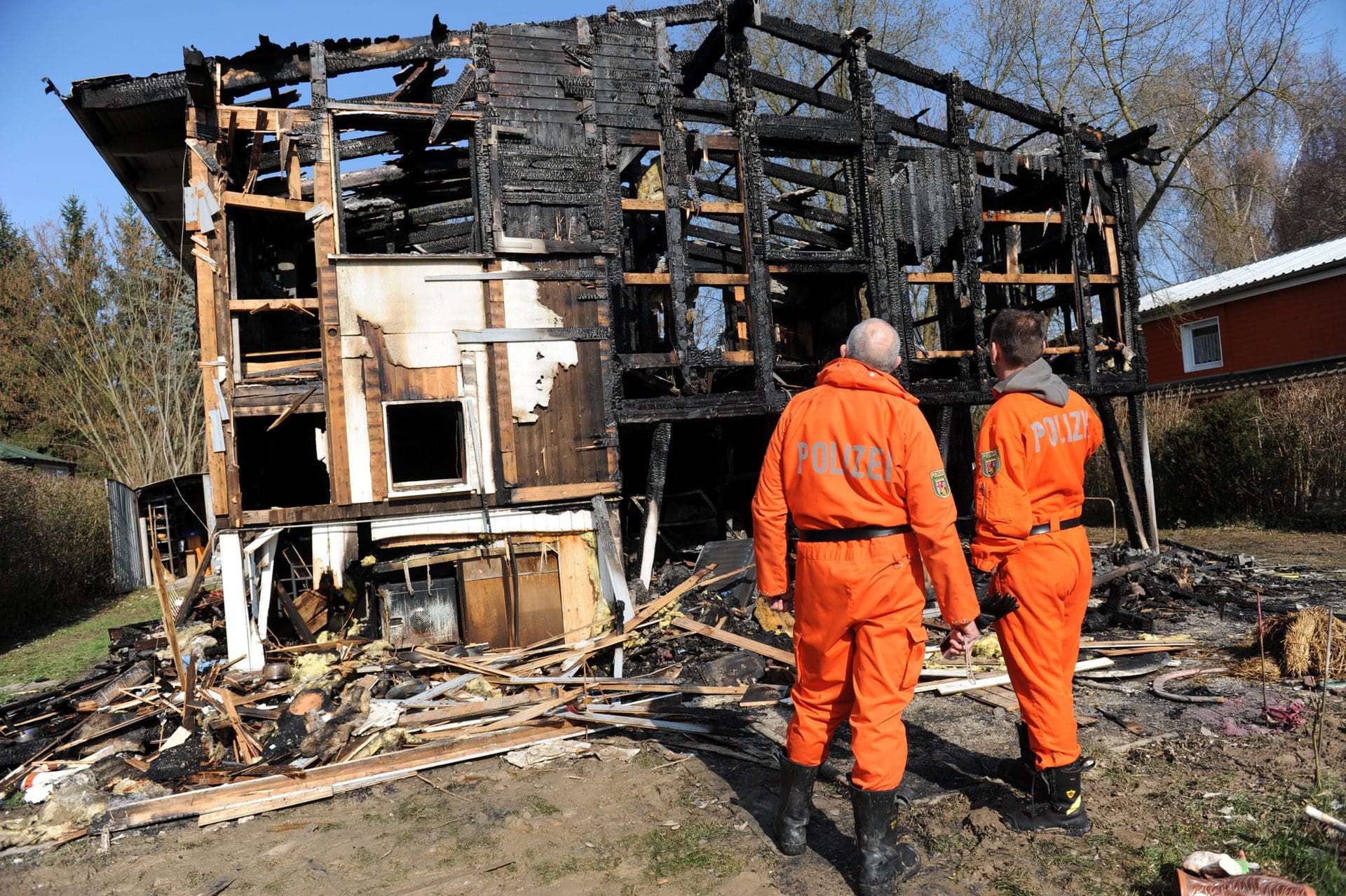 Brandschaden: Polizei hilft Gutachter nach Brand, die Schadenursache zu ermitteln - liegt Brandstiftung vor?! - Anschließend gilt es die Schadenhöhe für die Gebäudeversicherung und Hausratversicherung festzustellen (Schadenswertermittlung) (© Rainer / stock.adobe.com) Polizei hilft Gutachter nach Brand, die Schadenursache zu ermitteln - liegt Brandstiftung vor?! - Anschließend gilt es die Schadenhöhe für die Gebäudeversicherung und Hausratversicherung festzustellen (Schadenswertermittlung) (© Rainer / stock.adobe.com)