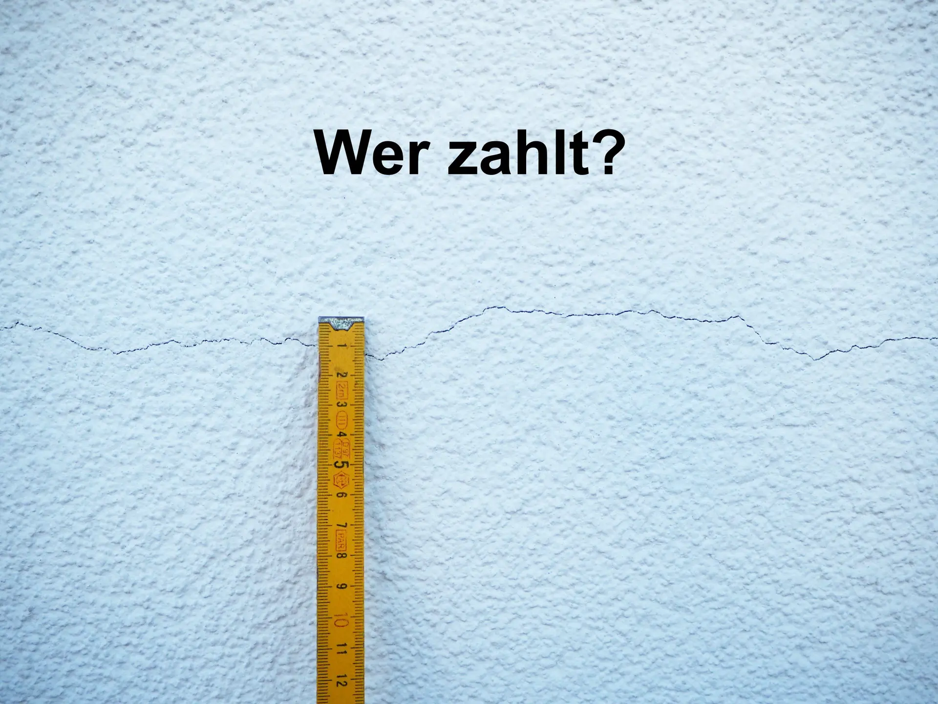 Ob horizontale Risse an Innenwand oder im Außenputz - immer stellt sich die Fragen: Was ist die Ursache? Ist die Situation besorgniserregend? Wie repariert man es? Und: Wer zahlt den Schaden und die Sanierung? (© jr-art / stock.adobe.com)