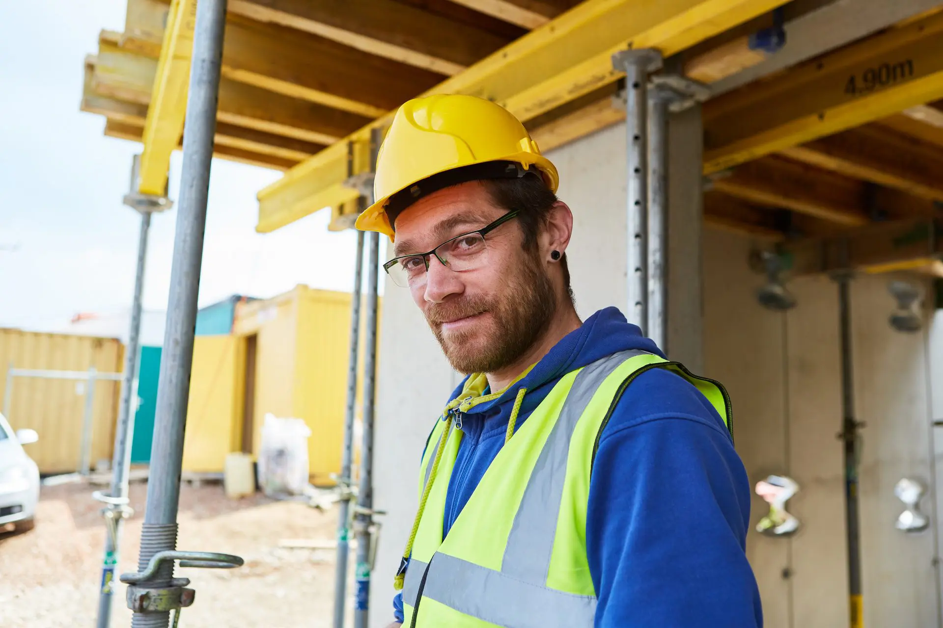 Handwerkerpfusch Gutachter auf Baustelle (© Robert Kneschke / stock.adobe.com)