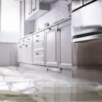 Hochwasserschaden, wer zahlt? | Welche Versicherung zahlt bei Hochwasser wofür? (© Andrey Popov / stock.adobe.com)