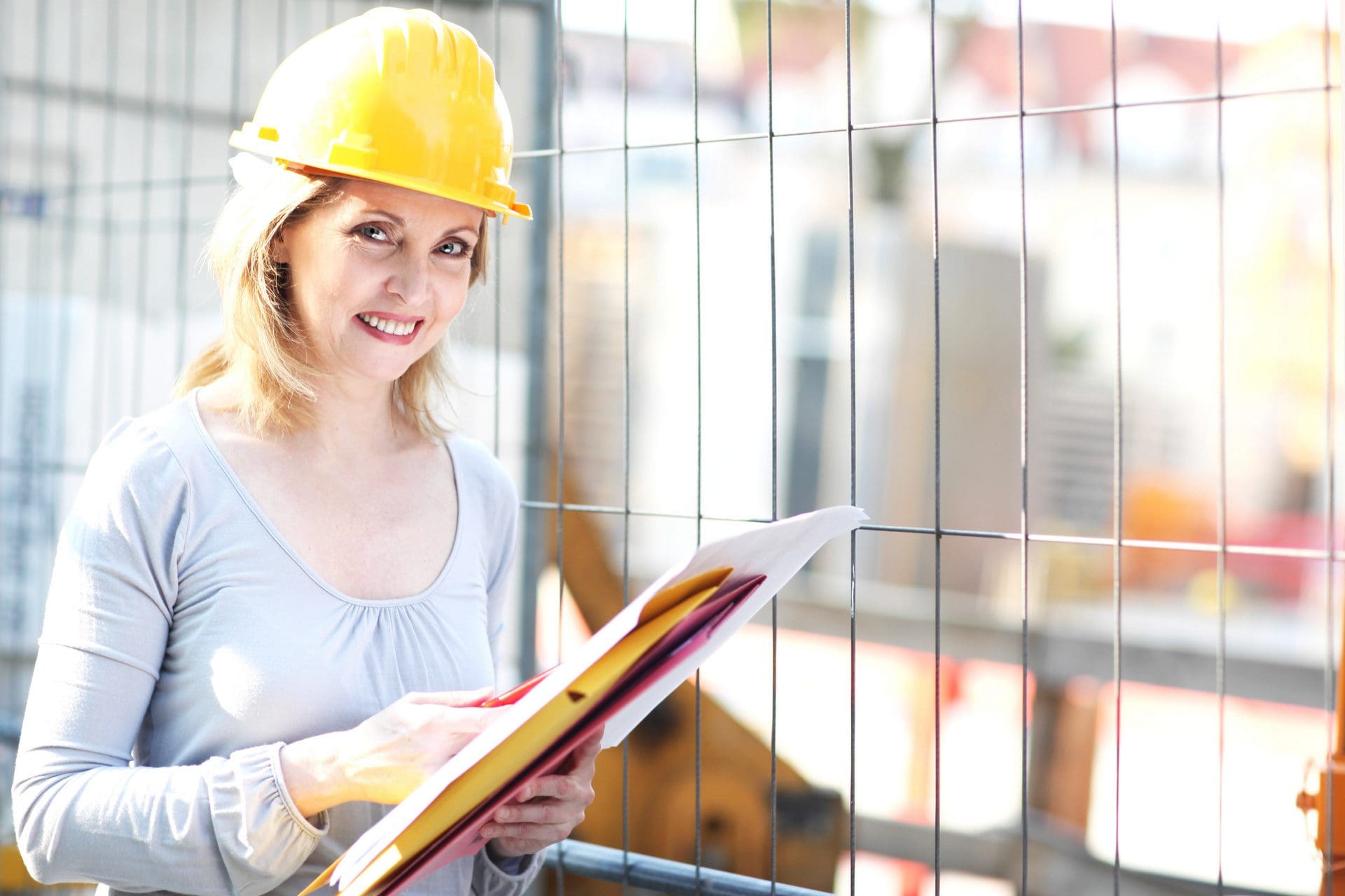 Eine Immobiliensachverständige begutachtet eine Baustelle. Die typischen Aufgaben solcher Sachverständiger sind die Immobilienbewertung, v.a. die Erstellung von Wertgutachten von Häusern und Grundstücken (Verkehrswertgutachten) sowie Schadensgutachten für Versicherungen sowie beim Hauskauf / Hausverkauf. (© Peter Atkins) Eine Immobiliensachverständige begutachtet eine Baustelle. Die typischen Aufgaben solcher Sachverständiger sind die Immobilienbewertung, v.a. die Erstellung von Wertgutachten von Häusern und Grundstücken (Verkehrswertgutachten) sowie Schadensgutachten für Versicherungen sowie beim Hauskauf / Hausverkauf. (© Peter Atkins)