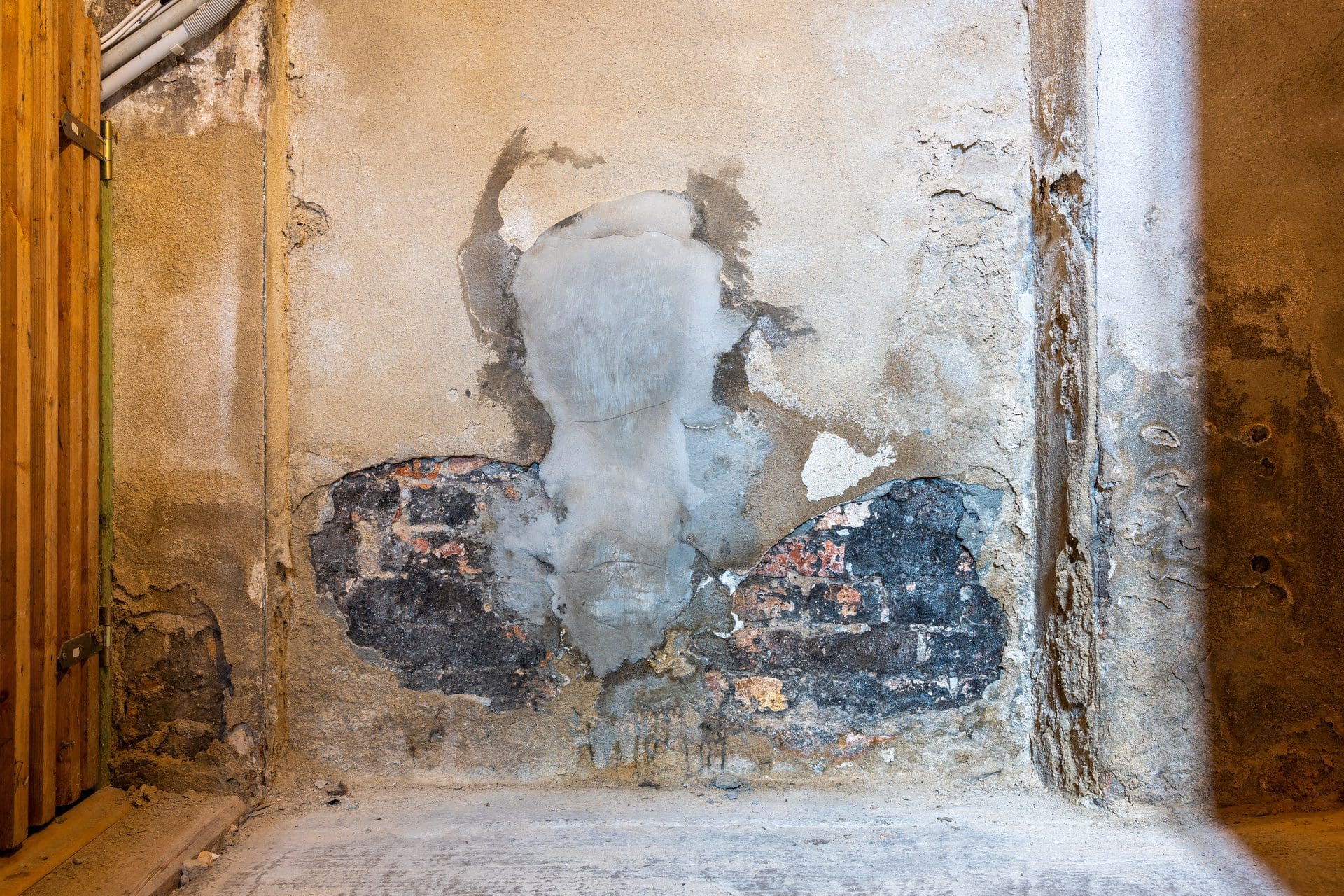 Nasse Wand im Keller - Was ist die Ursache, und wie lässt sich eine Hauswand nachhaltig trockenlegen? (© Kiono / stock.adobe.com) Nasse Wand im Keller - Was ist die Ursache, und wie lässt sich eine Hauswand nachhaltig trockenlegen? (© Kiono / stock.adobe.com)