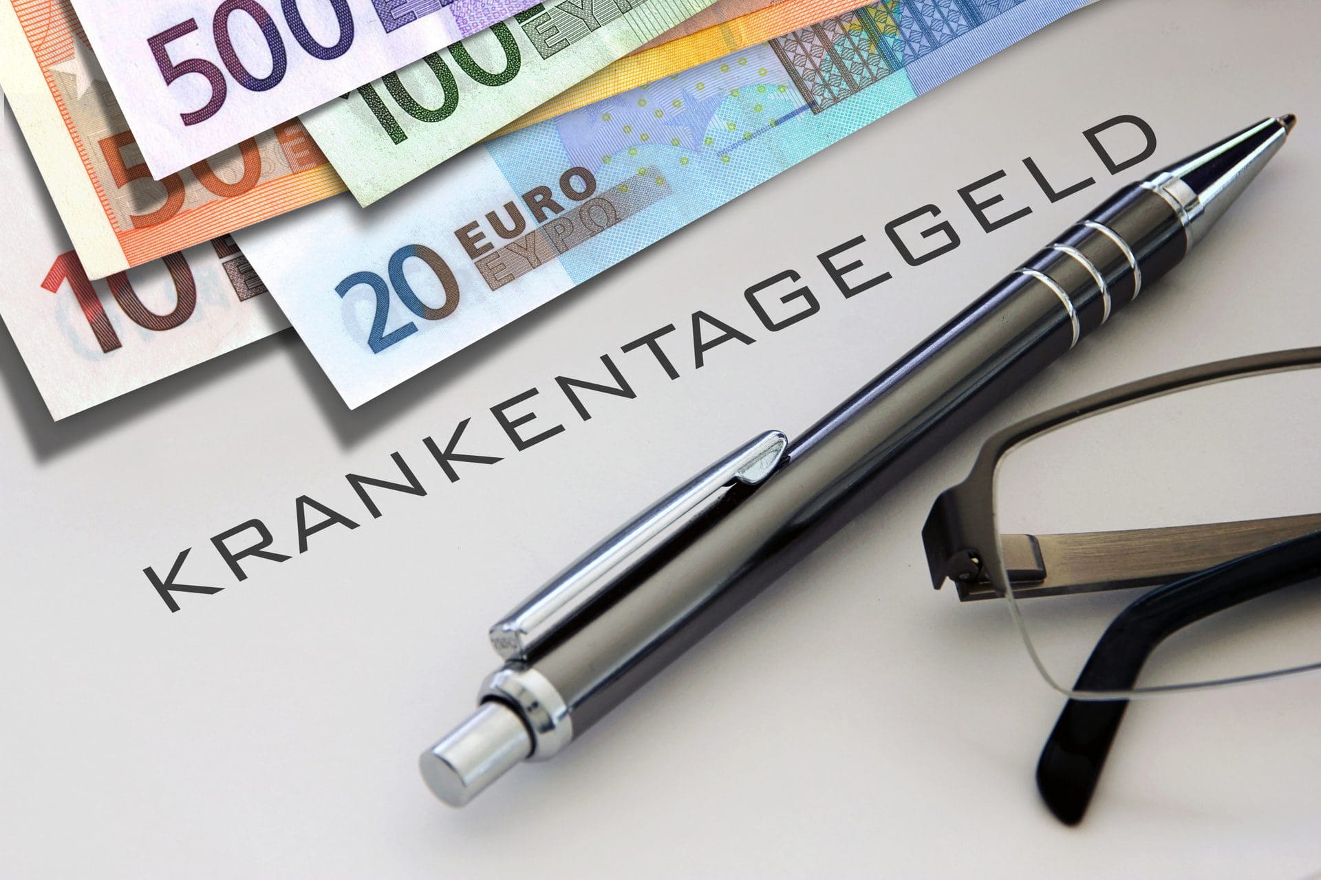 Das vereinbarte Krankentagegeld sollte fließen, so lange Sie arbeitsunfähig sind. Leider sind Versicherer oft der Meinung, ein Versicherungsnehmer sei nicht (mehr ausreichend) arbeitsunfähig, und stellen die Zahlung des Krankengelds dann ein. - Um sich zu wehren, müssen SIe in der Regel einen Fachanwalt mit der Angelegenheit betrauen, der auf Augenhöhe mit dem Versicherer kommuniziert. (© Butch / stock.adobe.com)
