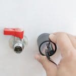 Leitungsortung: Wasserleitung in der Wand orten (Metallleitungen, Kunststoffleitungen) (© chaiyasit / stock.adobe.com)