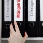 Mängelrüge schreiben bei Mängeln am Bau bzw. Handwerker-Pfusch (© MQ-Illustrations / stock.adobe.com)