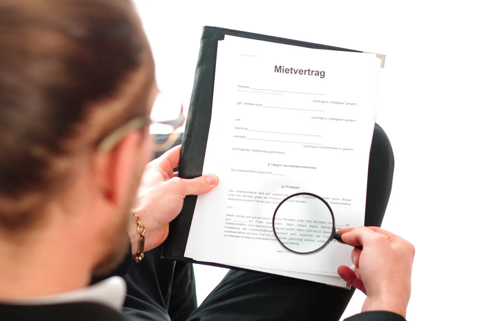 Der Mietvertrag regelt viele Aspekte eines Mietverhältnisses zwischen Eigentümer und Mieter. Explizite Regelungen zum Thema Mietausfall wegen / durch Wasserschaden finden sich dort jedoch regelmäßig nicht. (© Wellnhofer Designs / stock.adobe.com) Der Mietvertrag regelt viele Aspekte eines Mietverhältnisses zwischen Eigentümer und Mieter. Explizite Regelungen zum Thema Mietausfall wegen / durch Wasserschaden finden sich dort jedoch regelmäßig nicht. (© Wellnhofer Designs / stock.adobe.com)