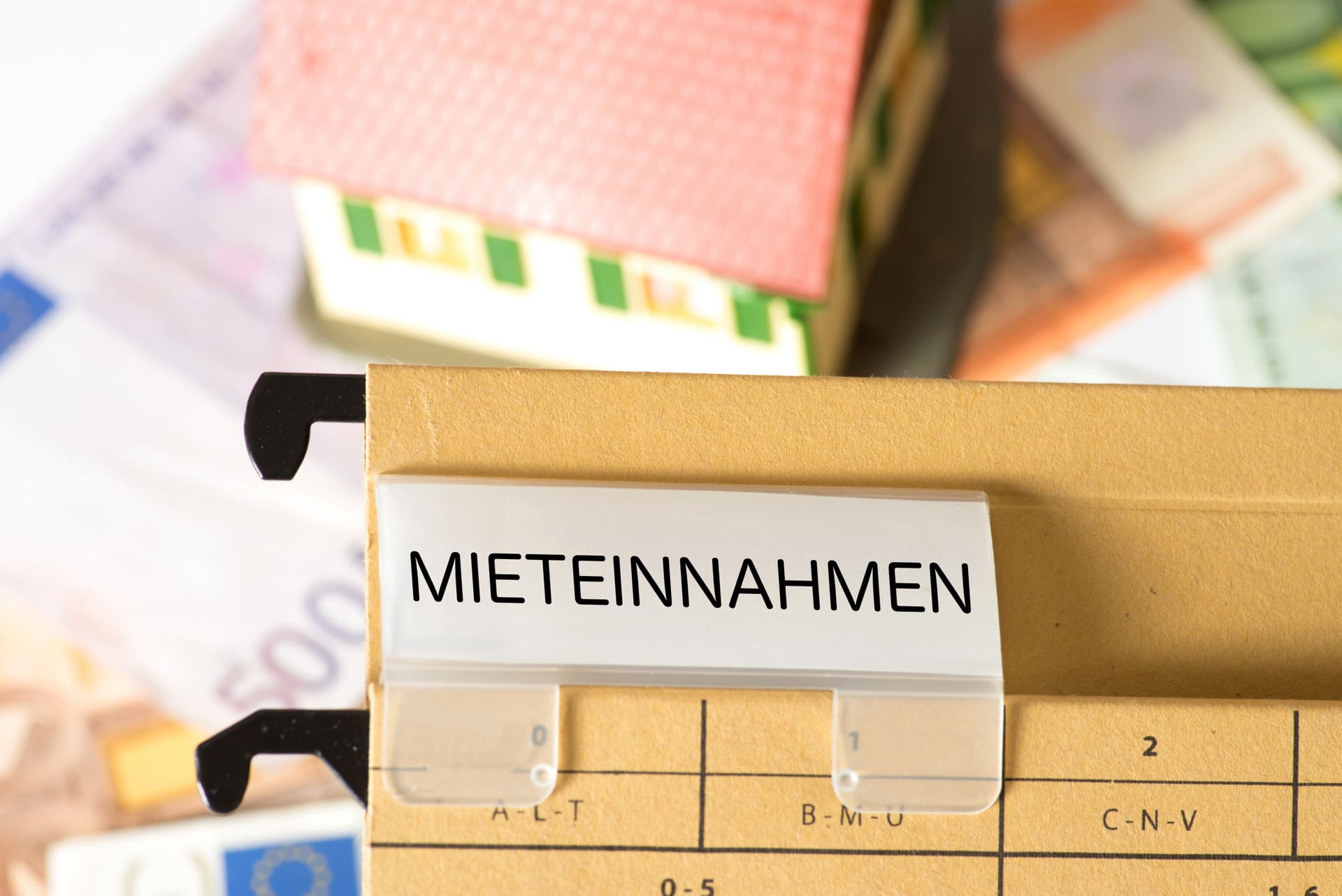 Mietwertersatz in der Gebäudeversicherung: Schadensersatz, wenn die Mieteinnahmen wegbrechen, z.B. wegen Mietminderung nach einem Wasserschaden oder komplettem Mietausfall nach einem Brandschaden (© studio v-zwoelf / stock.adobe.com) Mietwertersatz in der Gebäudeversicherung: Schadensersatz, wenn die Mieteinnahmen wegbrechen, z.B. wegen Mietminderung nach einem Wasserschaden oder komplettem Mietausfall nach einem Brandschaden (© studio v-zwoelf / stock.adobe.com)
