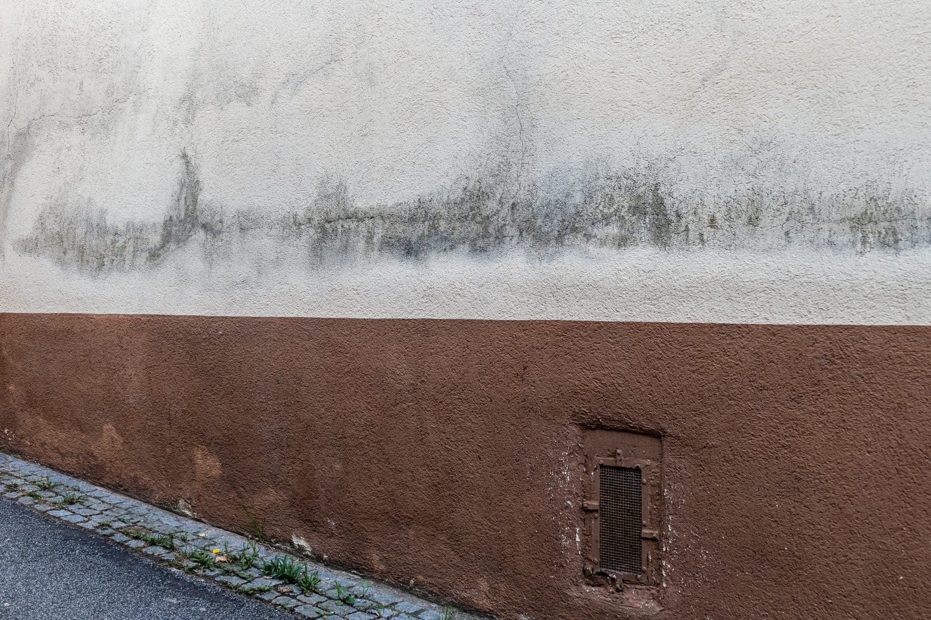 Nässeschaden & Versicherung | Schäden durch Feuchtigkeit an der Außenwand des Gebäudes: Wann und was zahlt die Wohngebäudeversicherung? (© focus finder / stock.adobe.com)