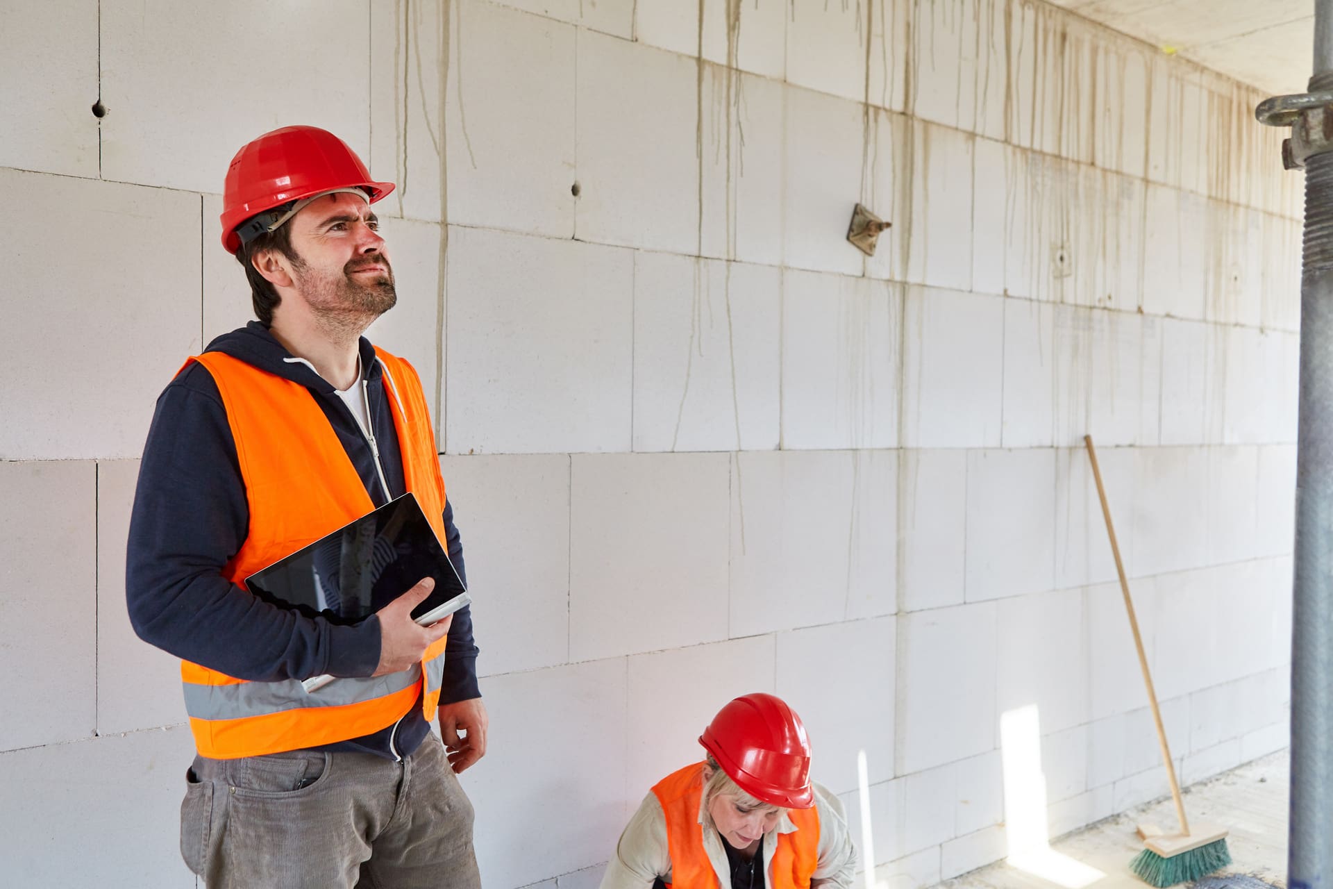 Baustellen Pfusch | Gutachter findet weitere Baumängel bei seiner Inspektion (© Robert Kneschke / stock.adobe.com)
