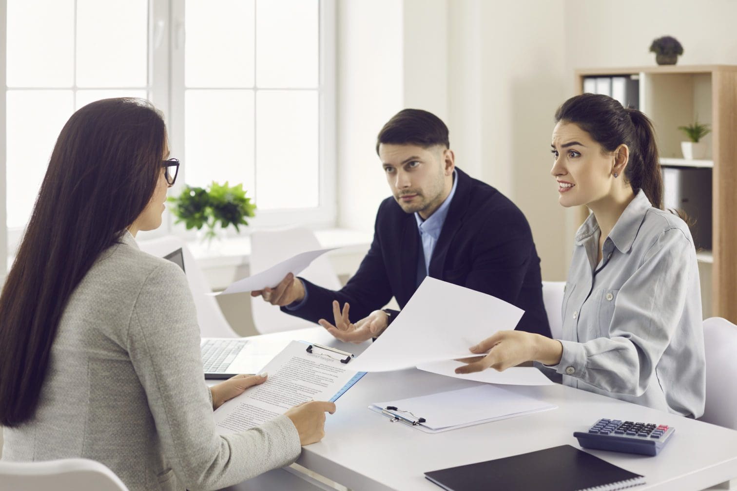 Probleme und Ärger mit der Versicherung - Wer hilft? Was tun? (© Studio Romantic / stock.adobe.com)