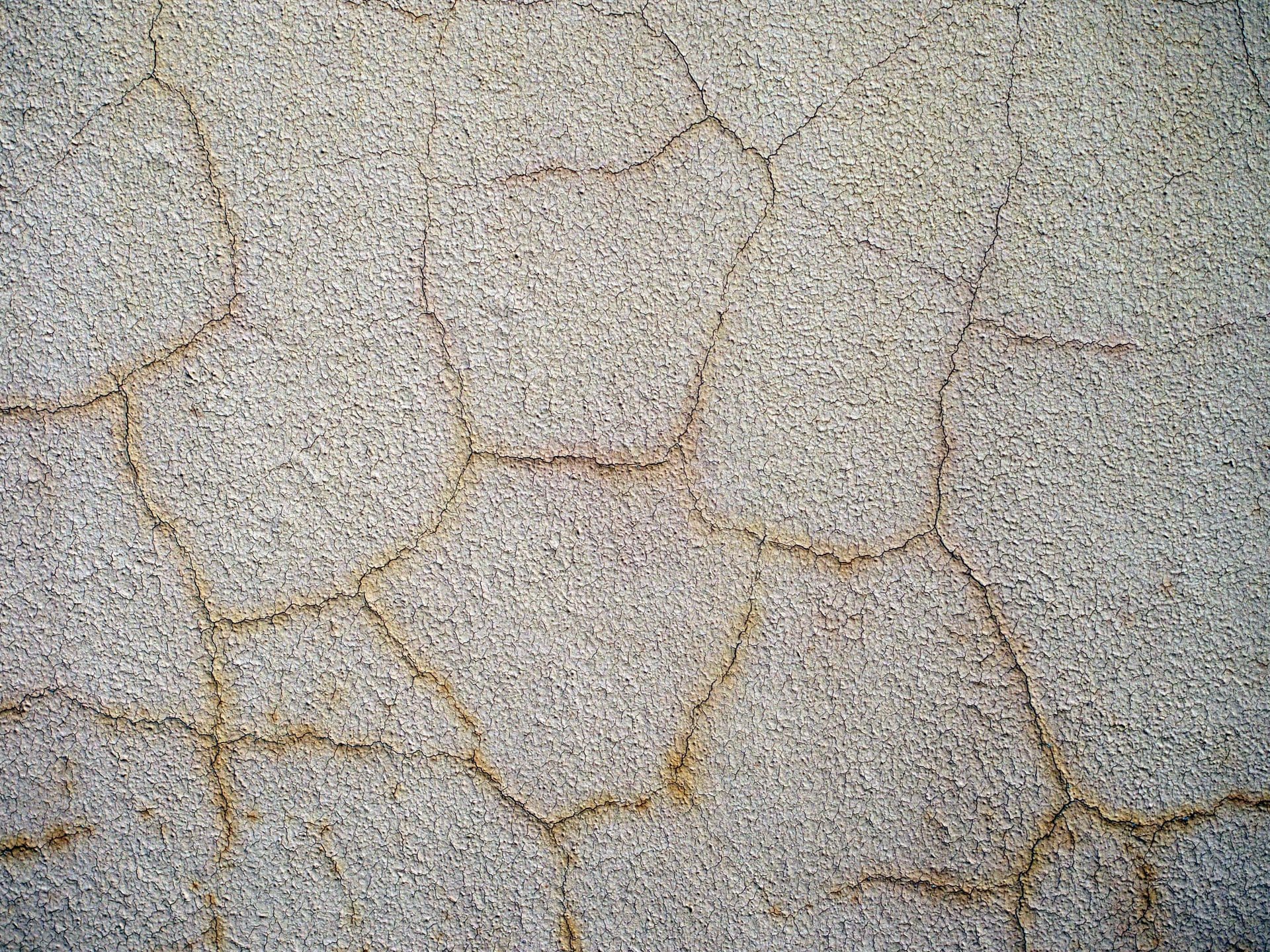 Putzrisse | Risse in der Wand sind mindestens optisch ein Problem. Je nach Rissbreite (feine Haarrisse vs. massive Rissbildung) und tatsächlicher Rissart (Spannungsrisse? Setzrisse?) müssen größere Sanierungsmaßnahmen angegangen werden (© focus finder / stock.adobe.com)