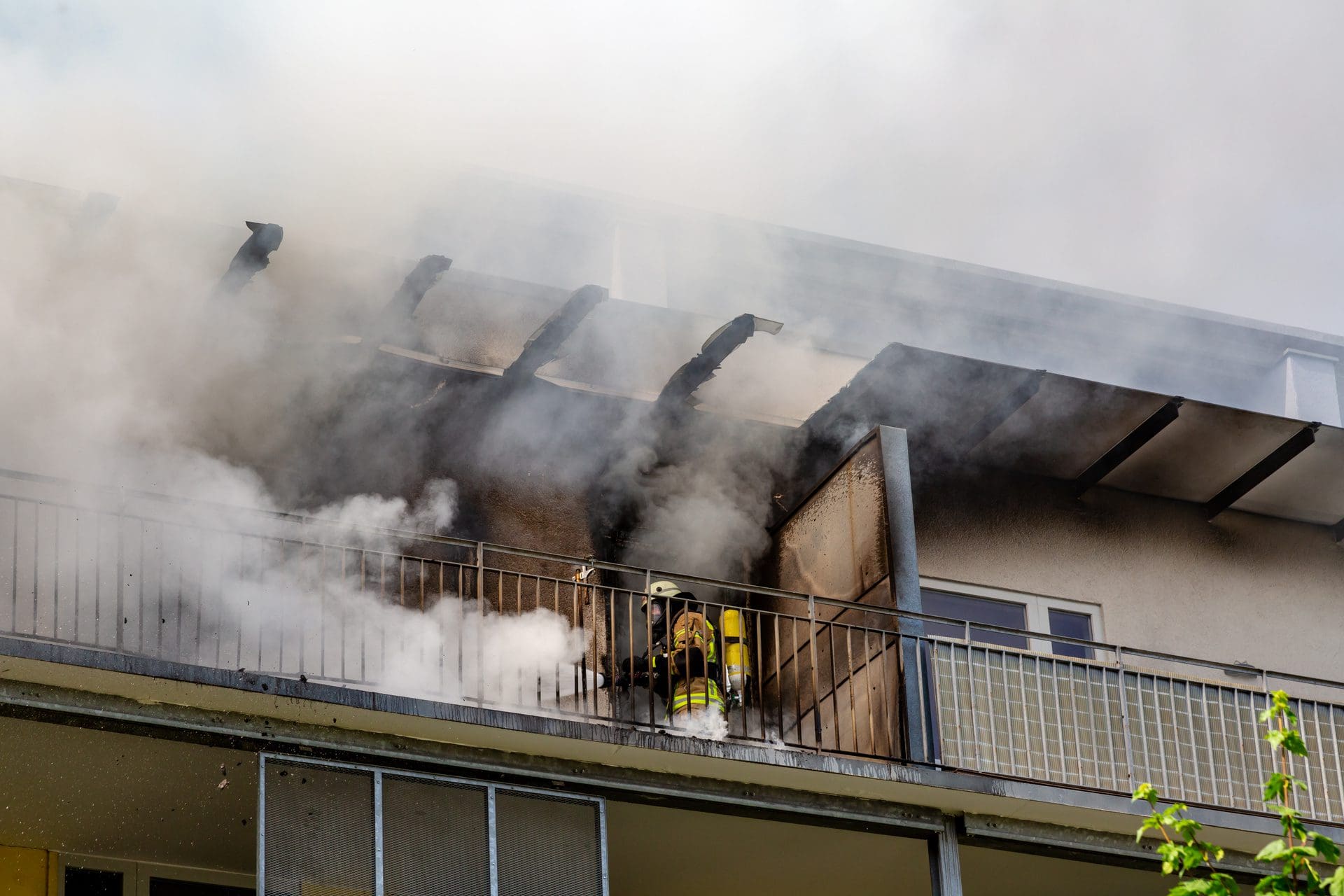 Nach Brand: Rauchschäden in der Wohnung entfernen