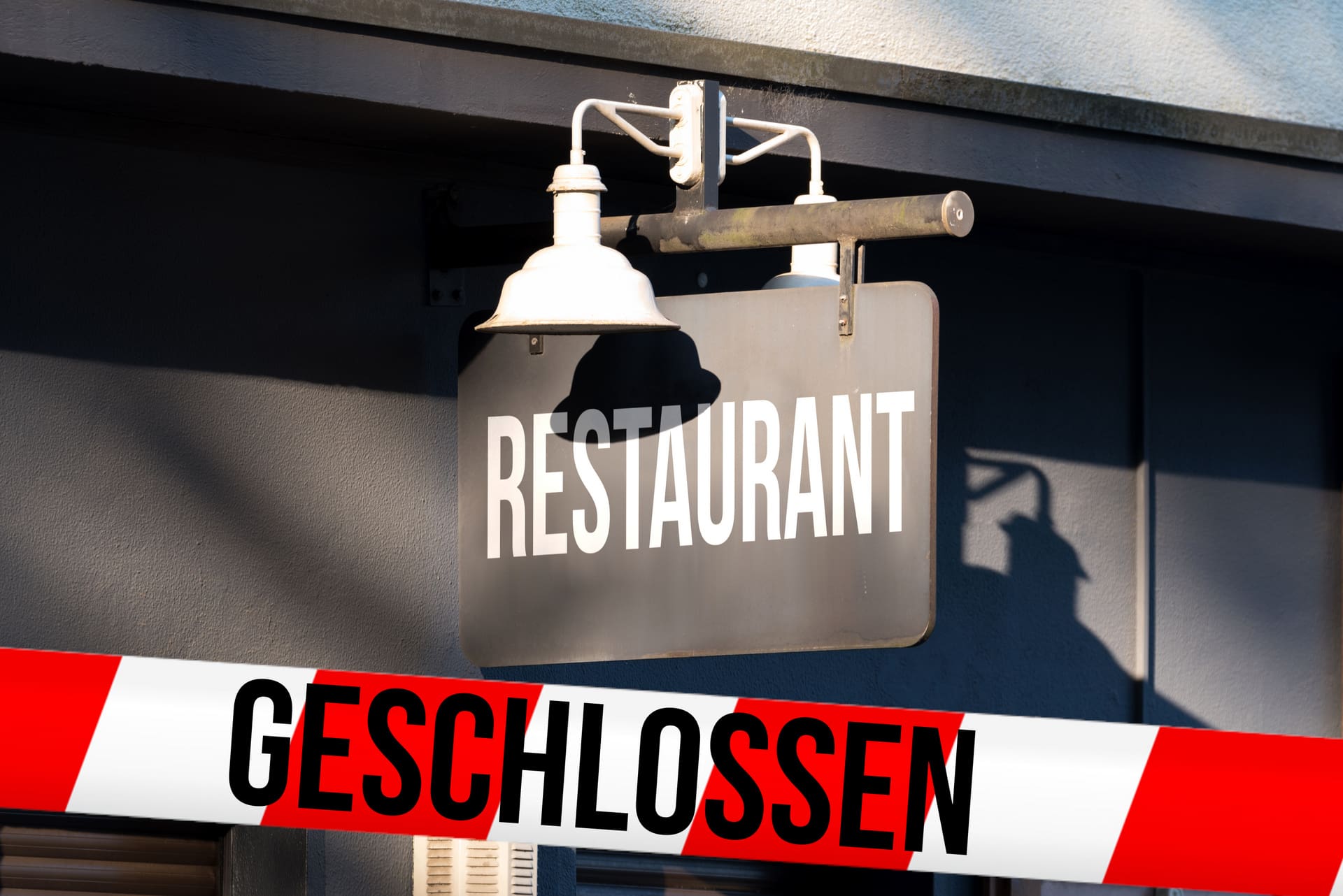 Restaurant wegen Wasserschaden geschlossen | Nun heißt es: Ertragsausfall berechnen und den Ertragsausfallschaden entsprechend der Definition und Bedingungen des Versicherungsvertrags zur hoffentlich abgeschlossenen Ertragsausfallversicherung geltend machen (© studio v-zwoelf / stock.adobe.com) Restaurant wegen Wasserschaden geschlossen | Nun heißt es: Ertragsausfall berechnen und den Ertragsausfallschaden entsprechend der Definition und Bedingungen des Versicherungsvertrags zur hoffentlich abgeschlossenen Ertragsausfallversicherung geltend machen (© studio v-zwoelf / stock.adobe.com)