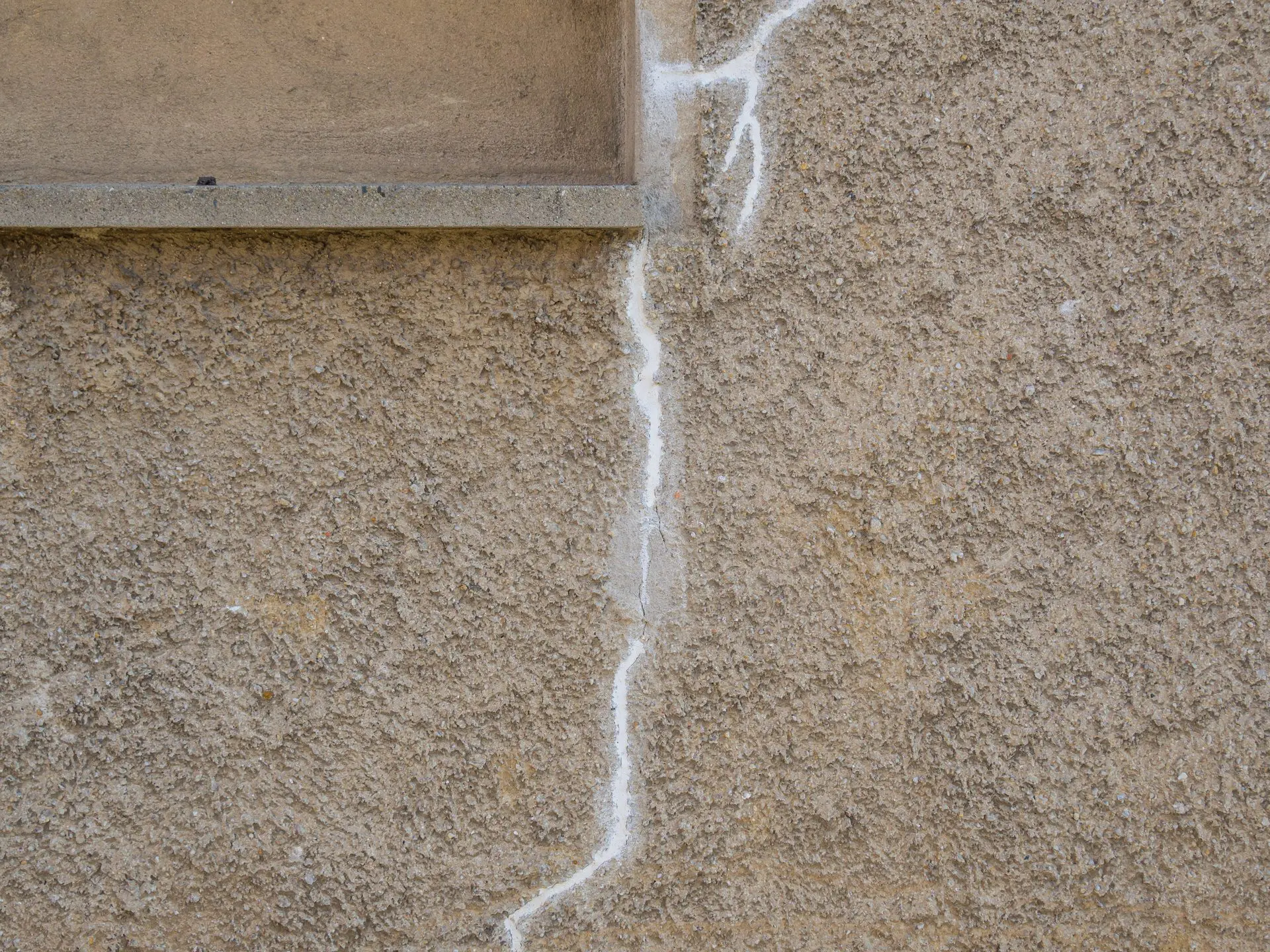 Risse in der Wand außen - nach dem Ausbessern (© Animaflora PicsStock / stock.adobe.com)