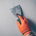 Risse in der Wand innen ausbessern (© Andrey Gonchar / stock.adobe.com)