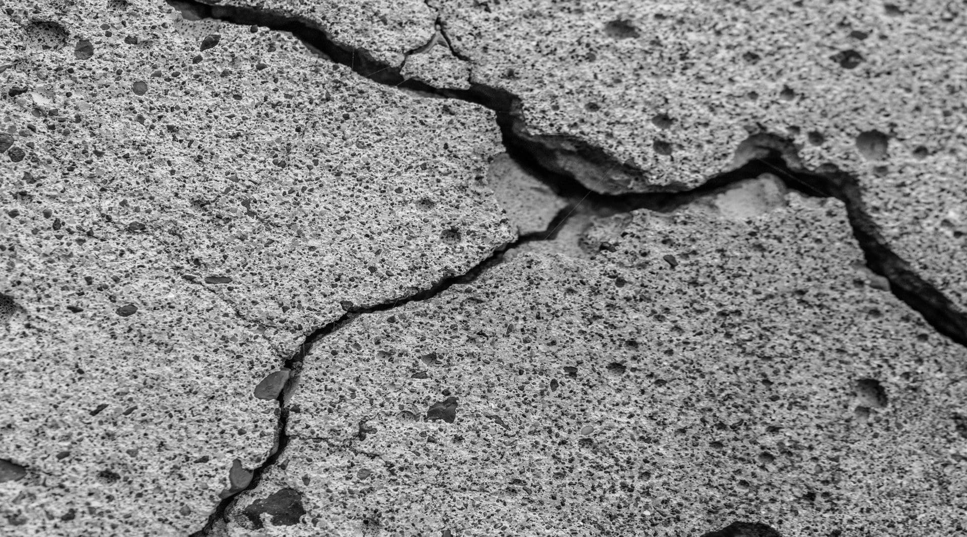 Risse im Beton wasserdicht abdichten | Was tun bei Rissbildung im Beton-Boden und Mauerwerk? Rissinjektion, Rissverpressung, Epoxidharz ... (© Alexander / stock.adobe.com) Risse im Beton wasserdicht abdichten | Was tun bei Rissbildung im Beton-Boden und Mauerwerk? Rissinjektion, Rissverpressung, Epoxidharz ... (© Alexander / stock.adobe.com)