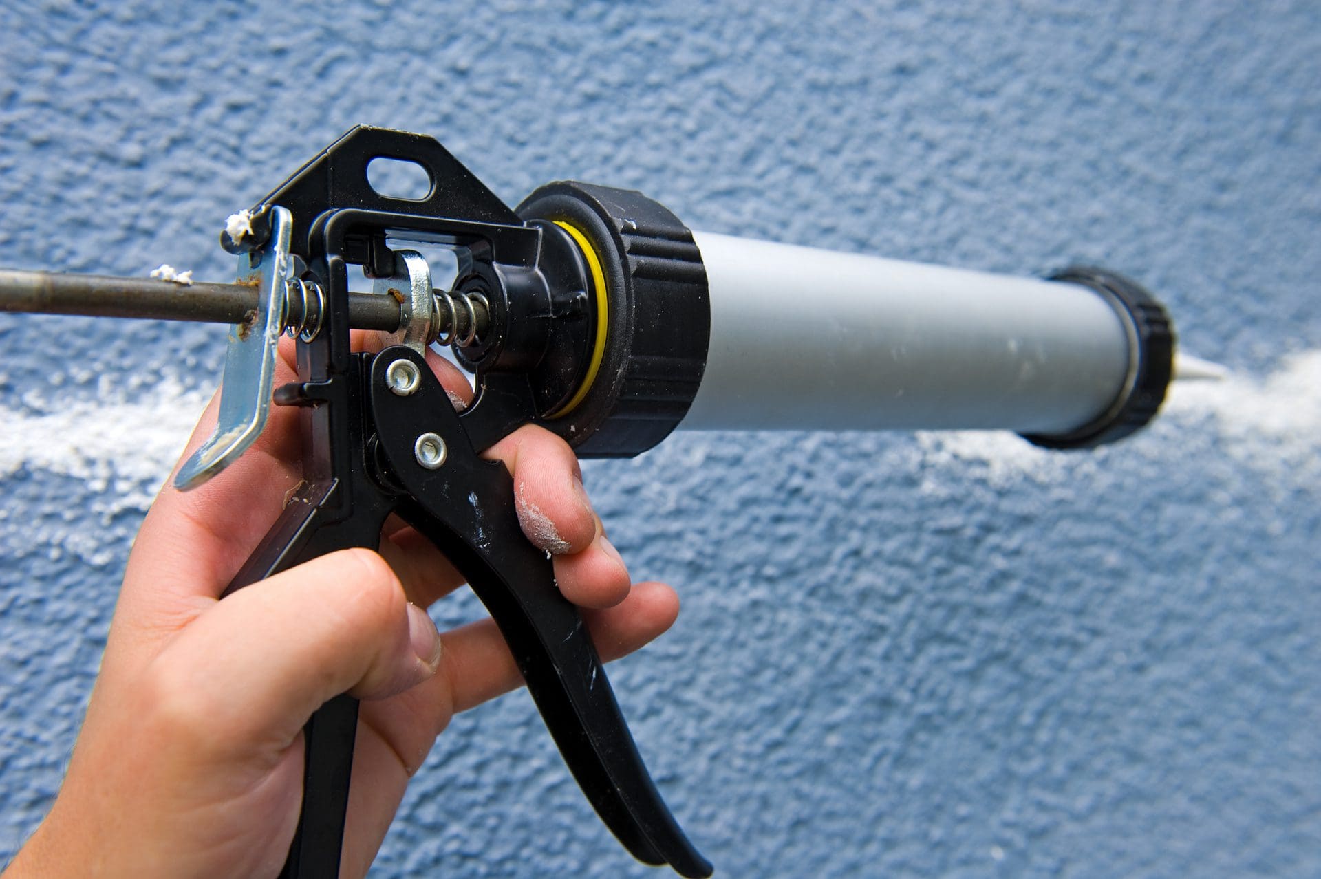 Risse im Putz ausbessern / auffüllen (© Firma V / stock.adobe.com) Risse im Putz ausbessern / auffüllen (© Firma V / stock.adobe.com)