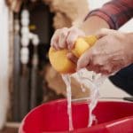 Rohrbrüche orten | Mit einem Suchgerät den Rohrbruch in der Wand finden (© Monkey Business / stock.adobe.com)
