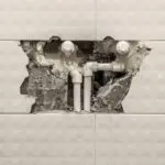 Rohrbruch-Reparatur: Oftmals muss die Wand aufgestemmt werden, um einen Rohrbruch reparieren zu können (© sv_production / stock.adobe.com)