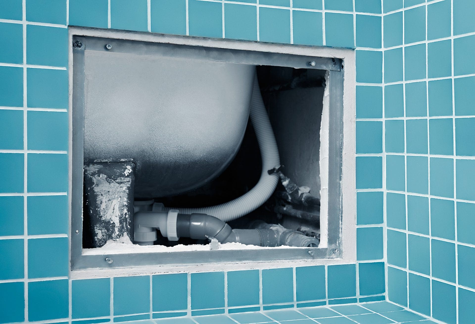 Rohrbruch unter der Badewanne (© Friedberg / stock.adobe.com) Rohrbruch unter der Badewanne (© Friedberg / stock.adobe.com)