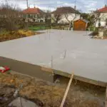 Rohrbruch unter der Bodenplatte reparieren - Zahlt die Versicherung? (© Eléonore H / stock.adobe.com)