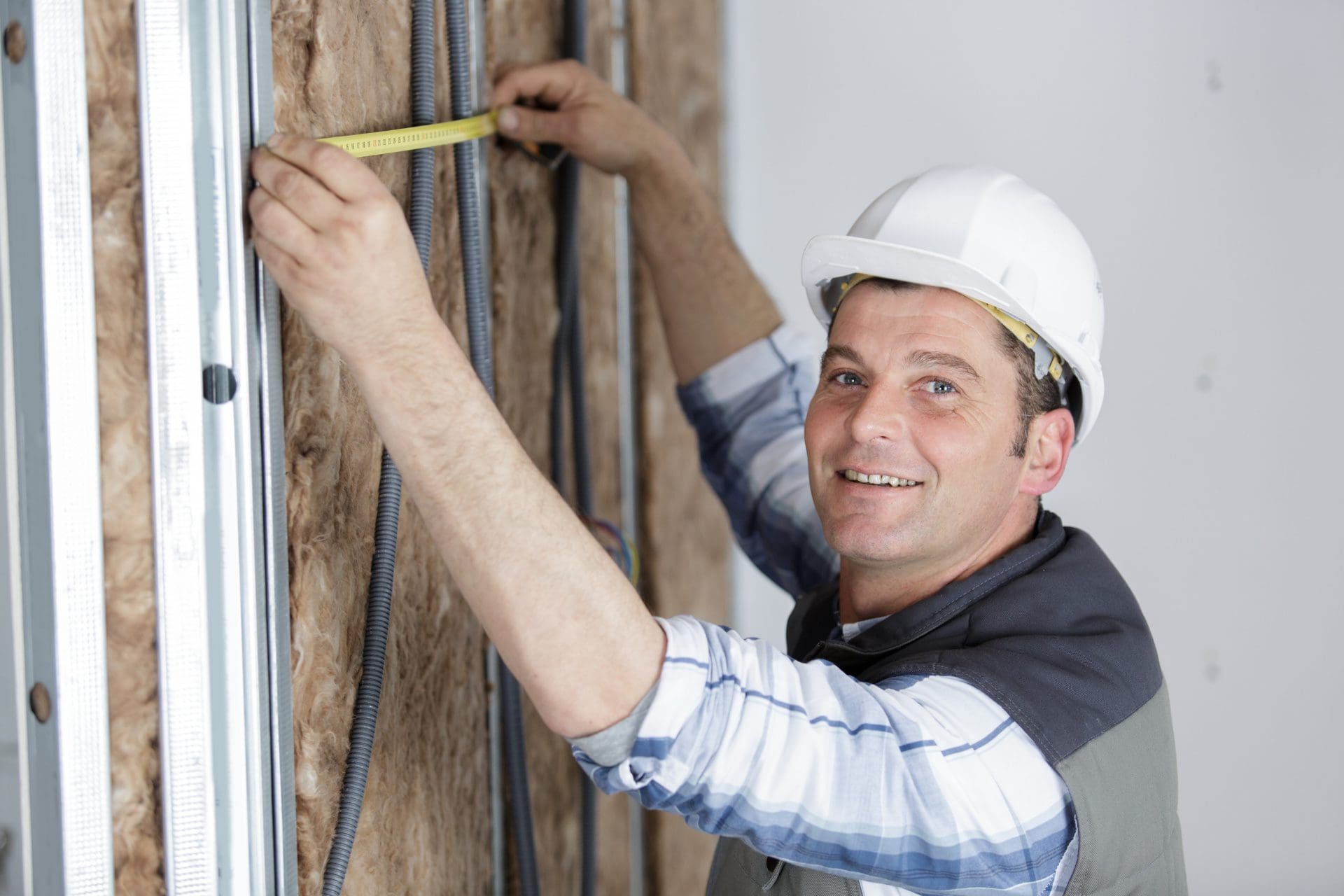 Sachverständiger für Pfusch am Bau | Gutachter bei der Arbeit (© auremar / stock.adobe.com) Sachverständiger für Pfusch am Bau | Gutachter bei der Arbeit (© auremar / stock.adobe.com)