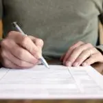 Schadensmeldung Formular Vorlage - Der Versicherung einen Schaden melden (© Alex Hinds / stock.adobe.com)