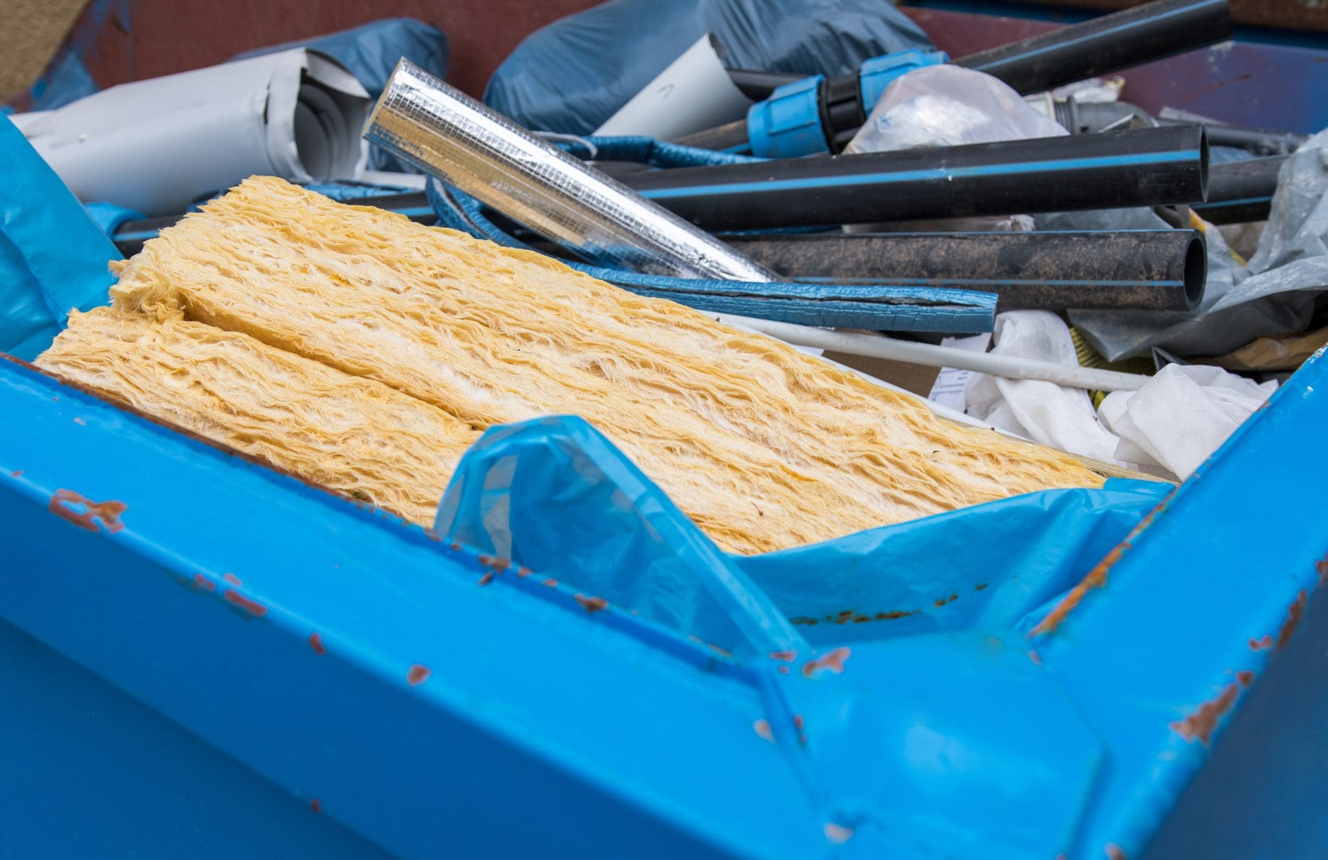 Bauschutt im Rahmen einer Schadstoffsanierung muss fachgerecht entsorgt werden (© mhp / stock.adobe.com)