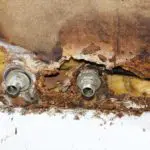 Rohrbruch im Bad | Schimmel an defekter Wasserleitung (© Heiko Barth / stock.adobe.com)