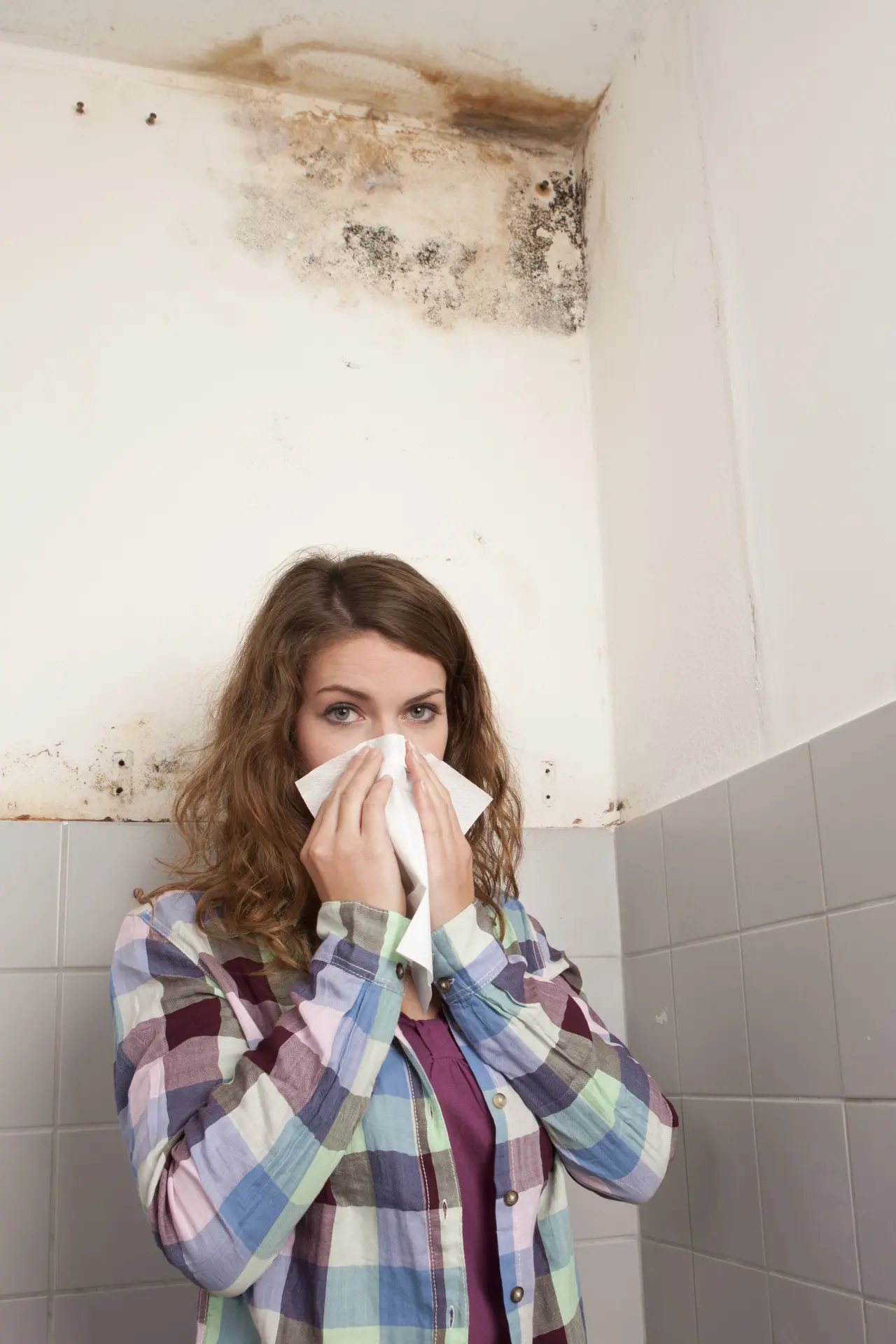 Modriger Geruch - Ursache gefunden | Schimmelgeruch und Schimmelsporen reizen nicht nur Allergiker und Asthmatiker. - Wer einen undefinierbaren Geruch in der Wohnung wahrnimmt, sollte das Haus auf Belastung durch Schimmel / Schimmelpilze prüfen lassen. (© absolutimages / stock.adobe.com) Modriger Geruch - Ursache gefunden | Schimmelgeruch und Schimmelsporen reizen nicht nur Allergiker und Asthmatiker. - Wer einen undefinierbaren Geruch in der Wohnung wahrnimmt, sollte das Haus auf Belastung durch Schimmel / Schimmelpilze prüfen lassen. (© absolutimages / stock.adobe.com)