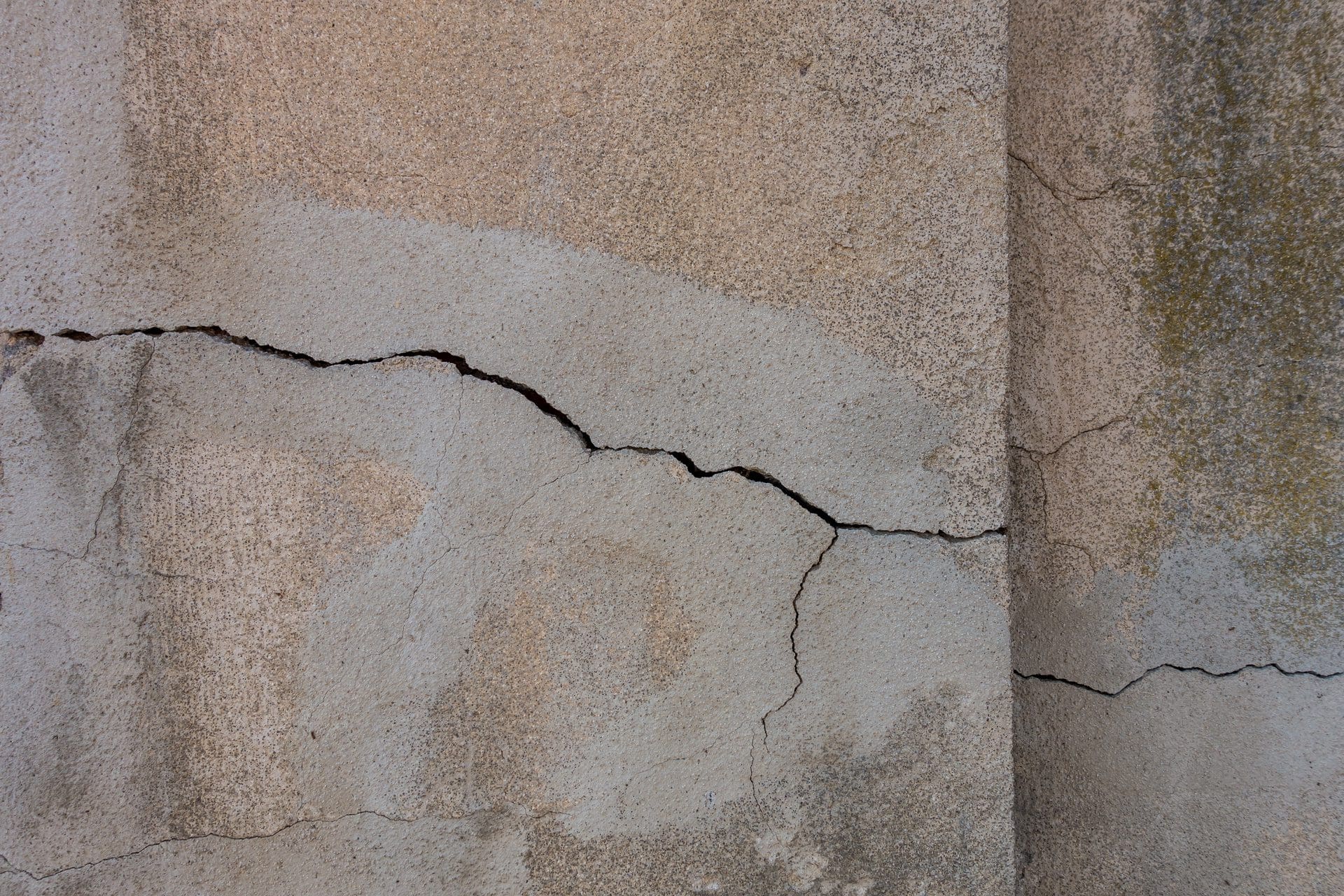 Wandschäden: Waagerechte Risse im Putz | Ausbessern? Sanieren? Reparieren? (© focus finder / stock.adobe.com) Wandschäden: Waagerechte Risse im Putz | Ausbessern? Sanieren? Reparieren? (© focus finder / stock.adobe.com)