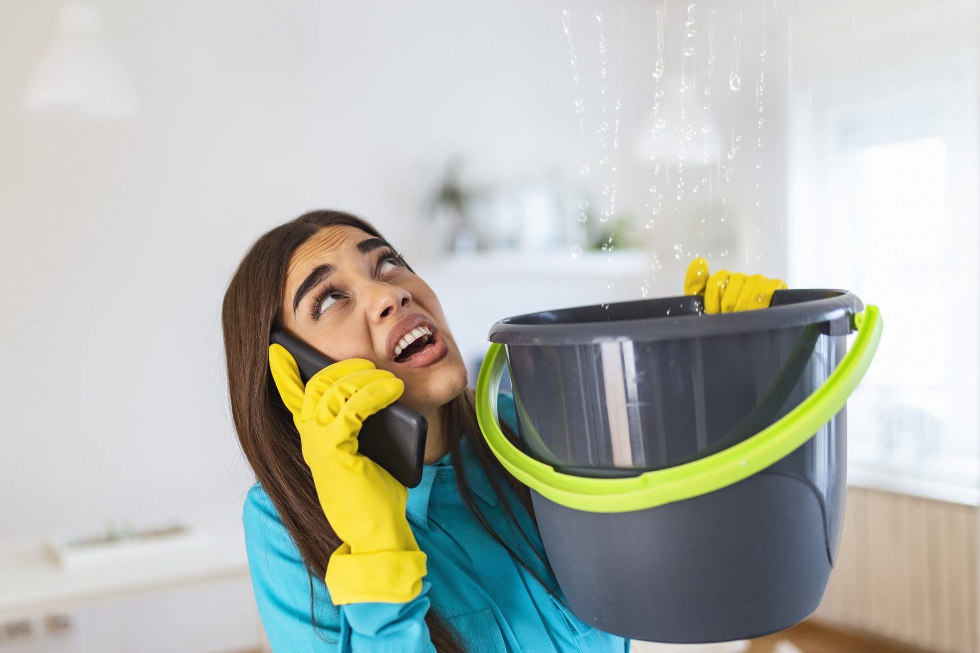 Es tropft von der Decke - Experten für Wasserleckortung benötigt? (© Graphicroyalty / stock.adobe.com) Es tropft von der Decke - Experten für Wasserleckortung benötigt? (© Graphicroyalty / stock.adobe.com)