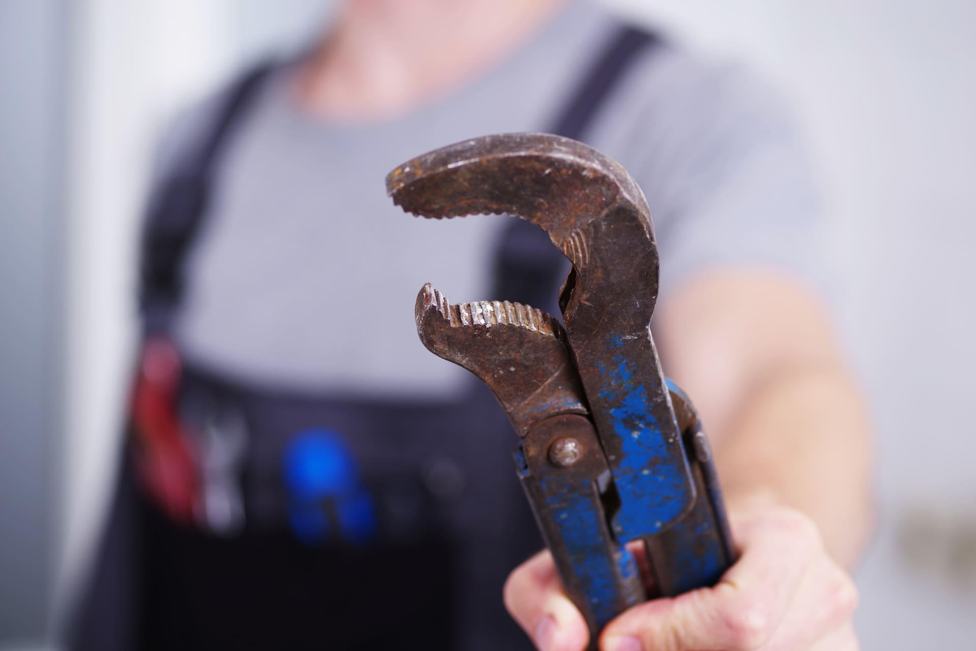 Wasserschaden: Welcher Handwerker repariert gebrochene Rohre? Wer regelt die Trocknung? Was ist mit anstehenden Arbeiten an den Wänden?! - Wir von der Deutschen Schadenshilfe vermitteln kompetente Sanierer für Wasserschäden. (© Wellnhofer Designs / stock.adobe.com) Wasserschaden: Welcher Handwerker repariert gebrochene Rohre? Wer regelt die Trocknung? Was ist mit anstehenden Arbeiten an den Wänden?! - Wir von der Deutschen Schadenshilfe vermitteln kompetente Sanierer für Wasserschäden. (© Wellnhofer Designs / stock.adobe.com)