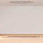 Wasserschadenbeseitigung München - hier: tropfende Decke und nasser Fußboden in leerer Münchner Wohnung (© Lichtfexx / stock.adobe.com)